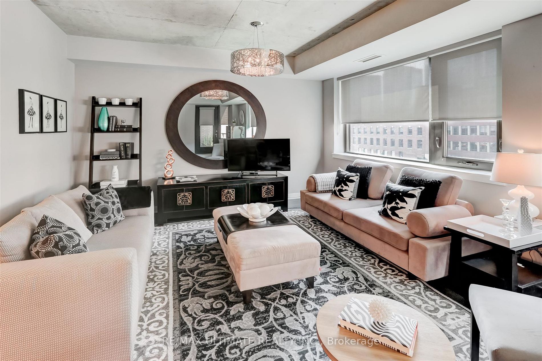 400 Wellington Street W, #406