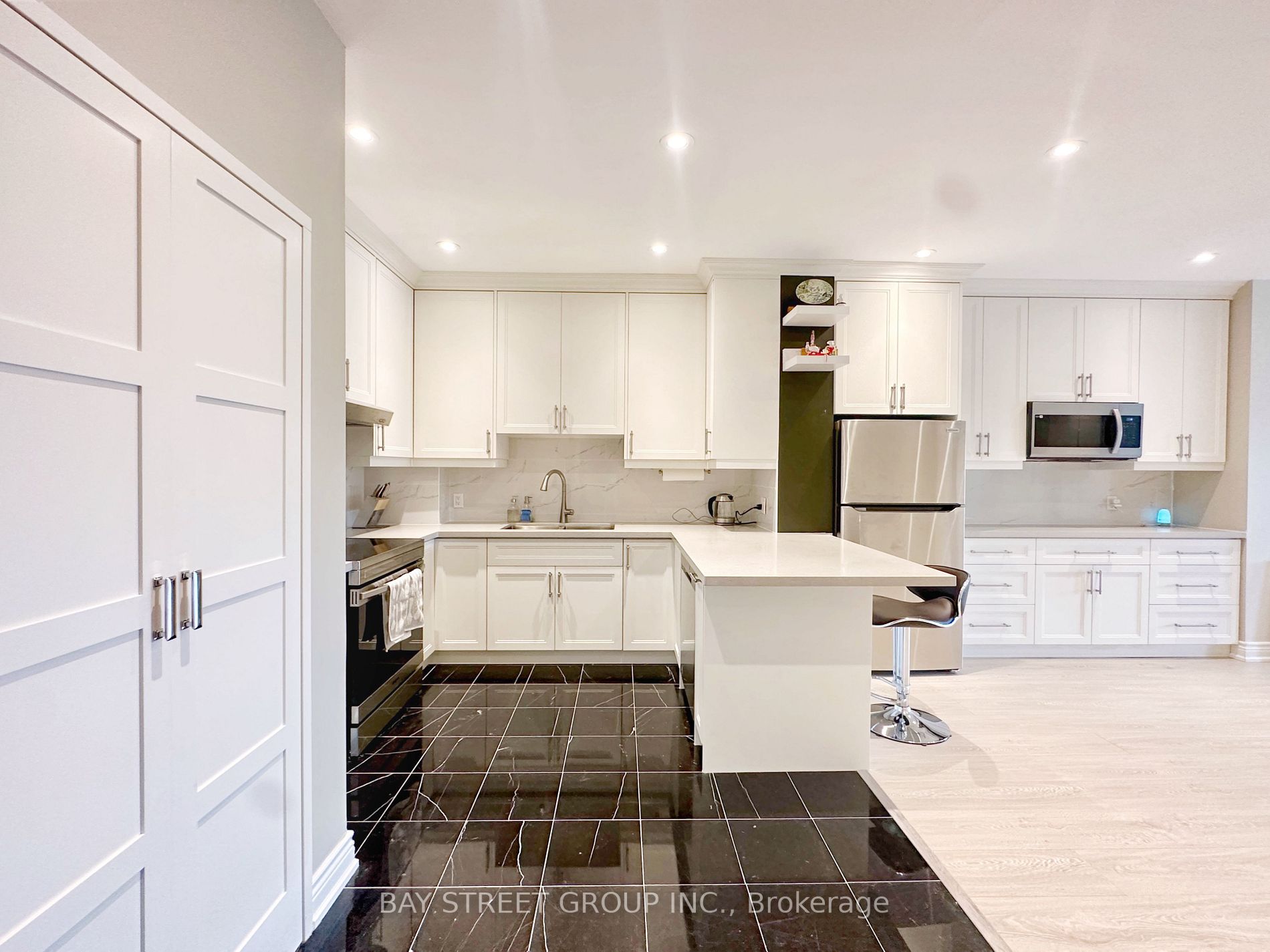 102 Bloor St W, #1001
