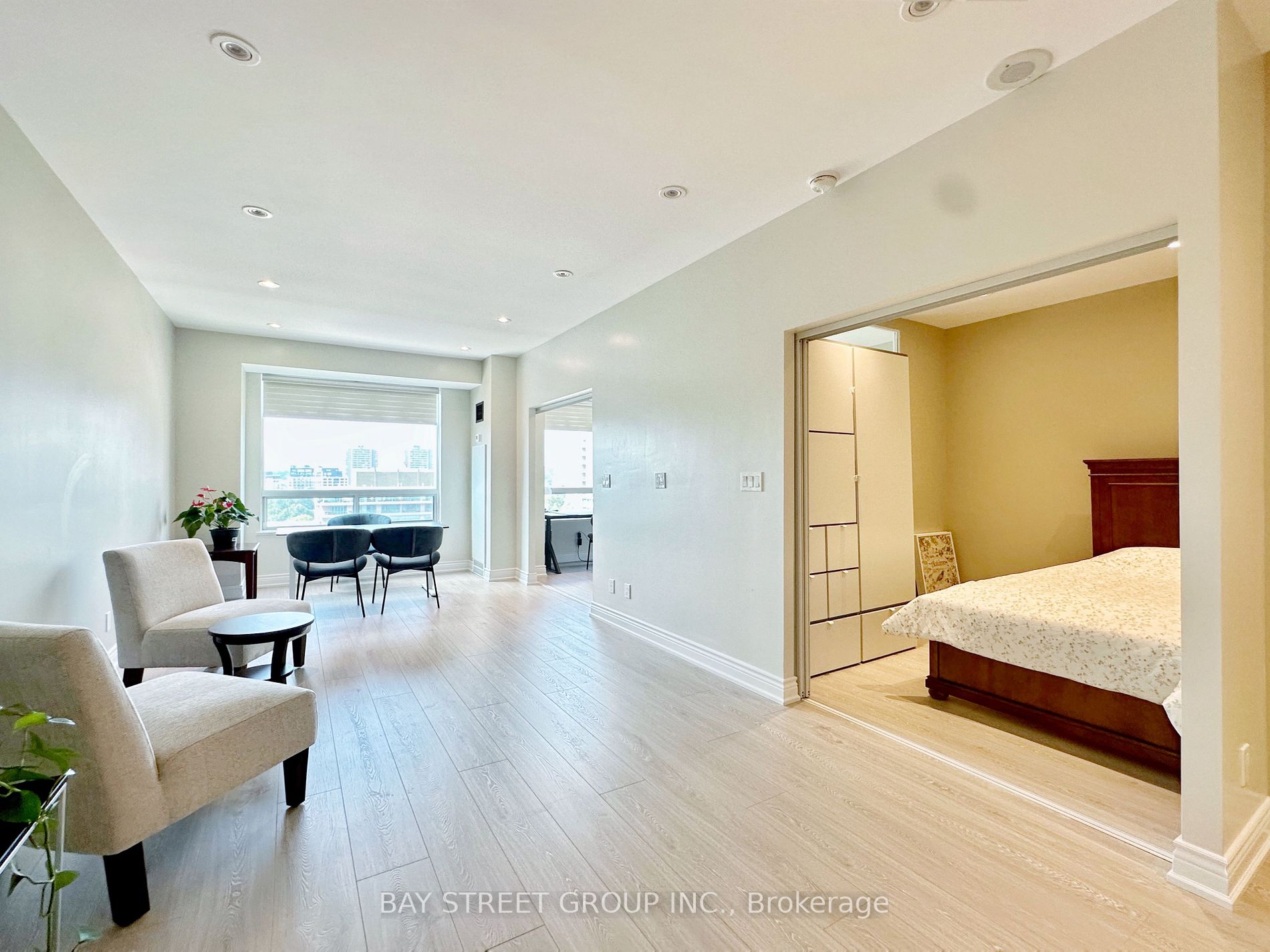 102 Bloor St W, #1001