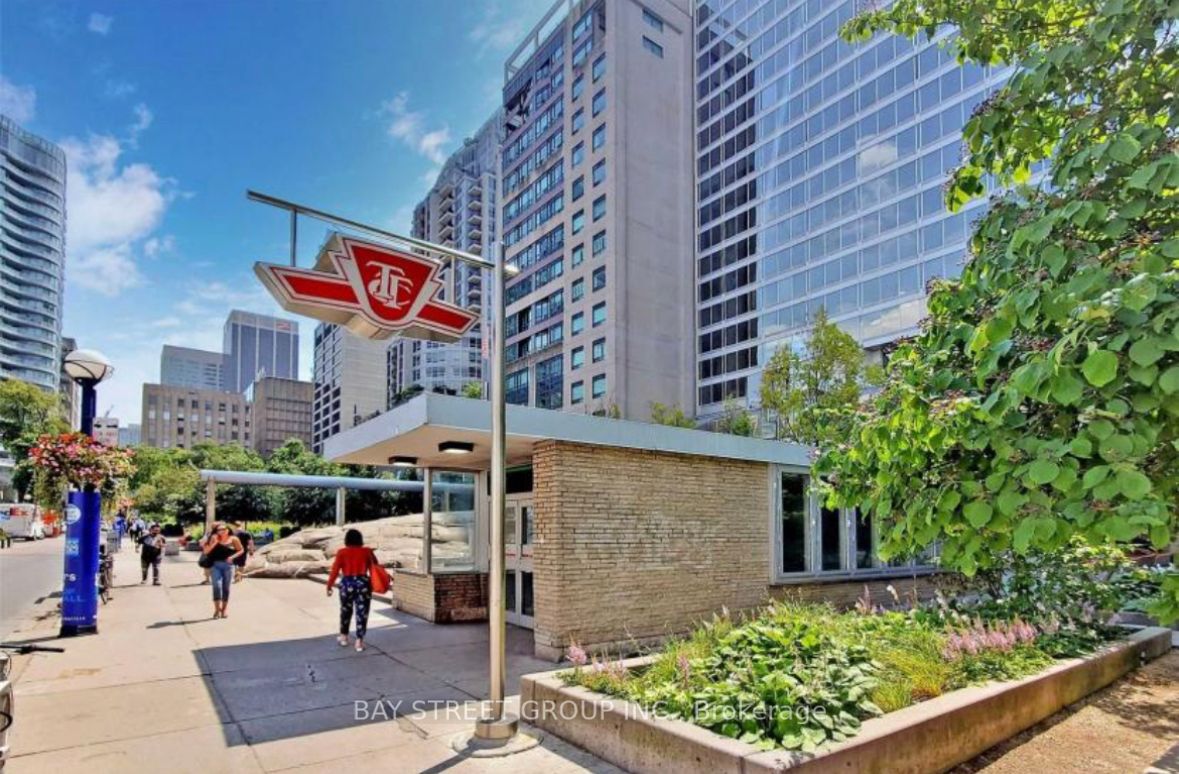 102 Bloor St W, #1001