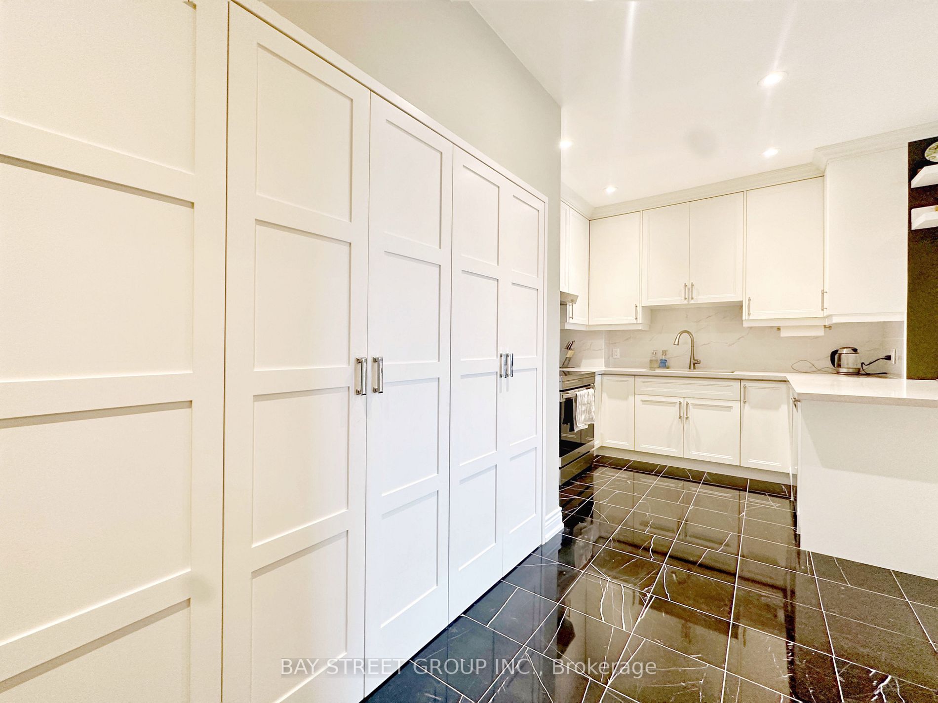 102 Bloor St W, #1001