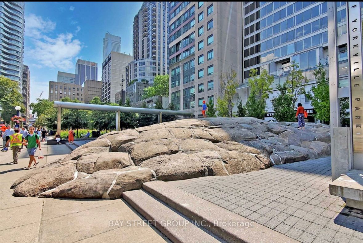 102 Bloor St W, #1001
