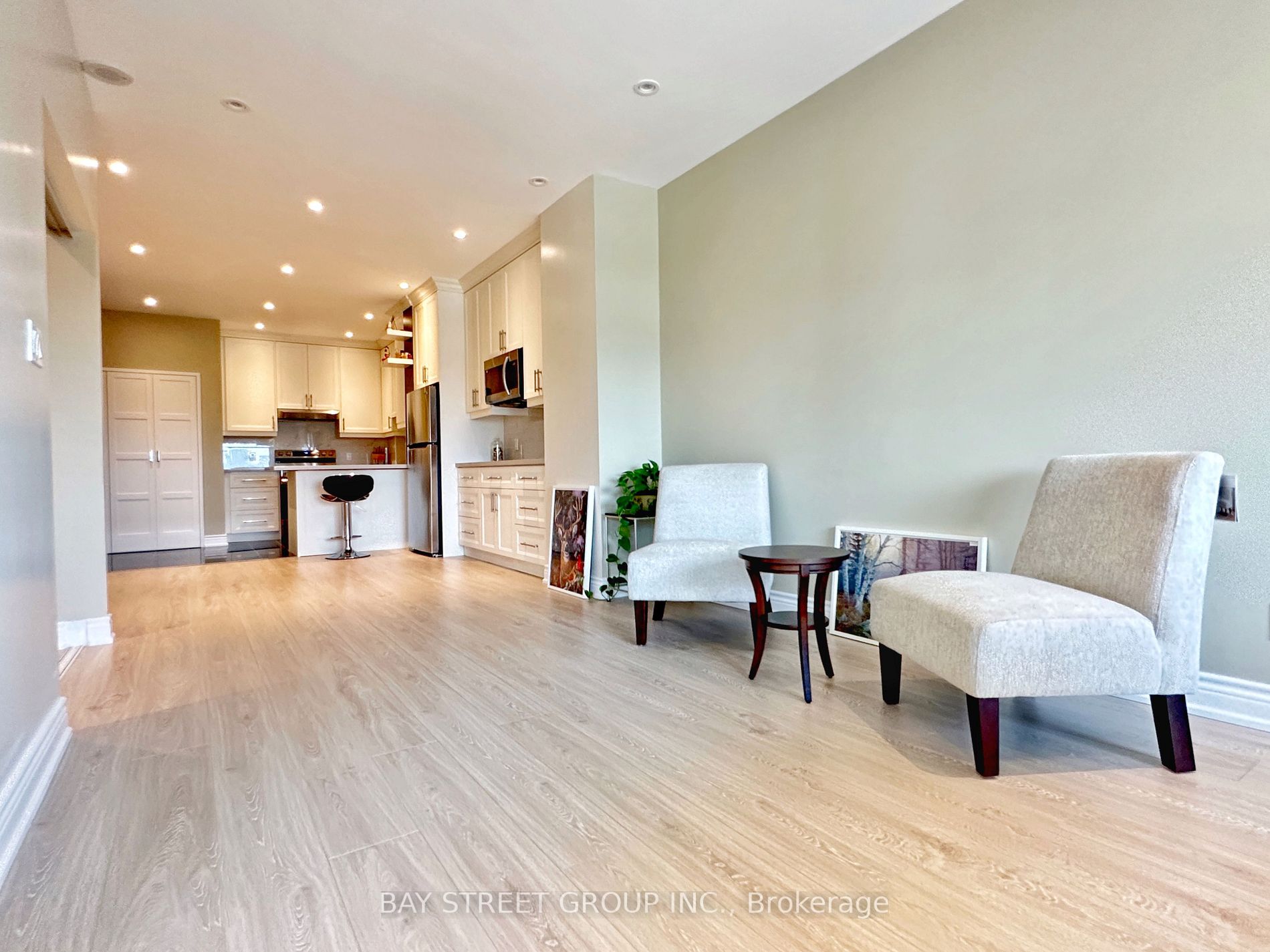 102 Bloor St W, #1001