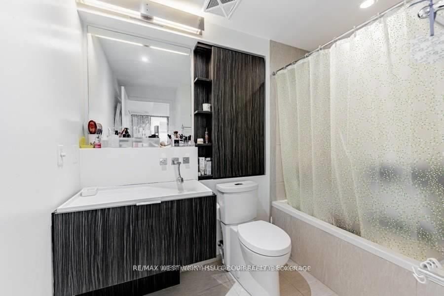101 Charles St E, #619