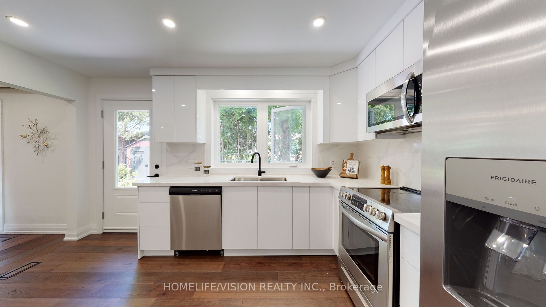 12 Flaremore Cres