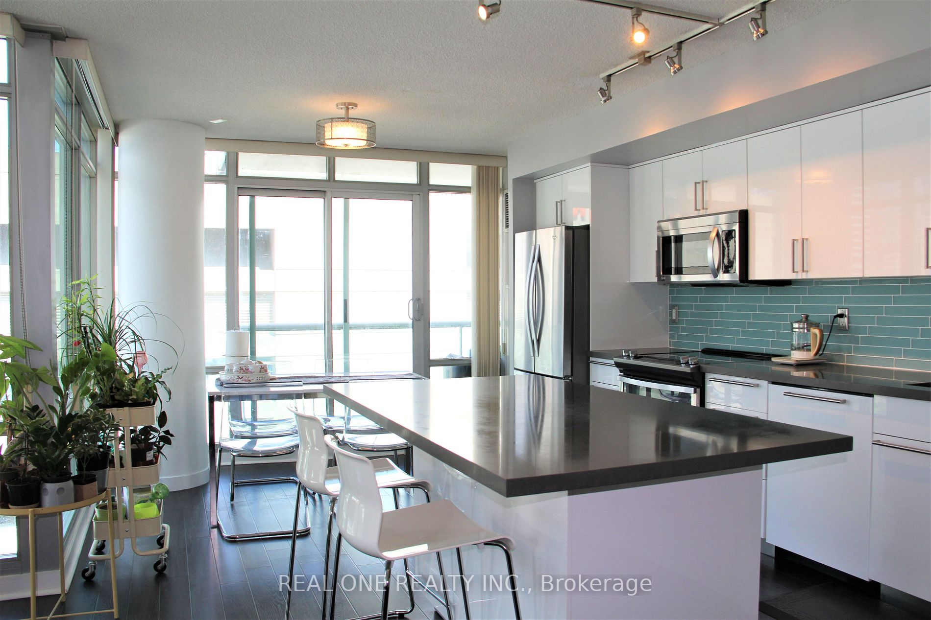 81 Navy Wharf Crt, #1212