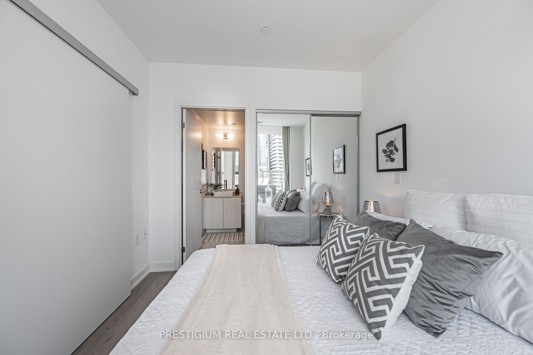 11 Wellesley St W, #605