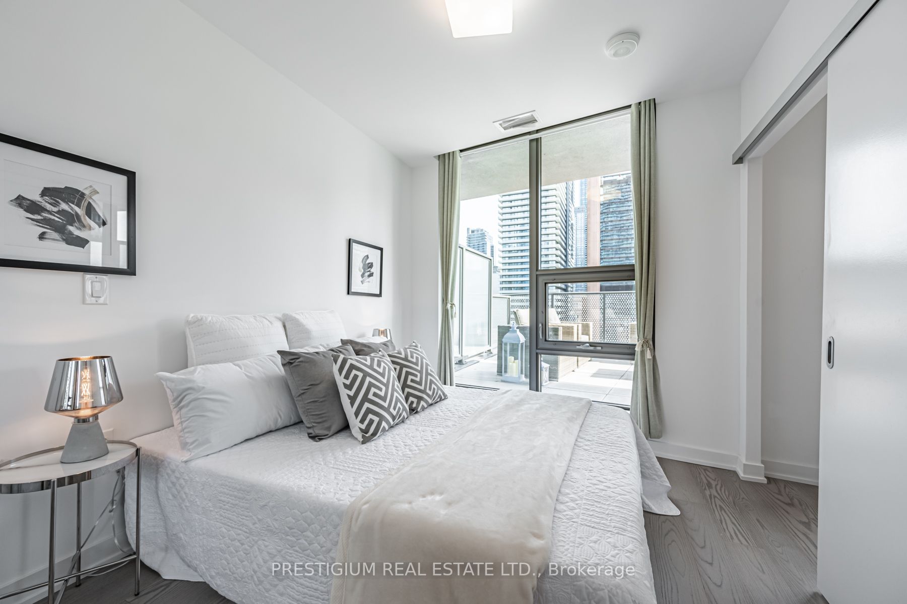 11 Wellesley St W, #605