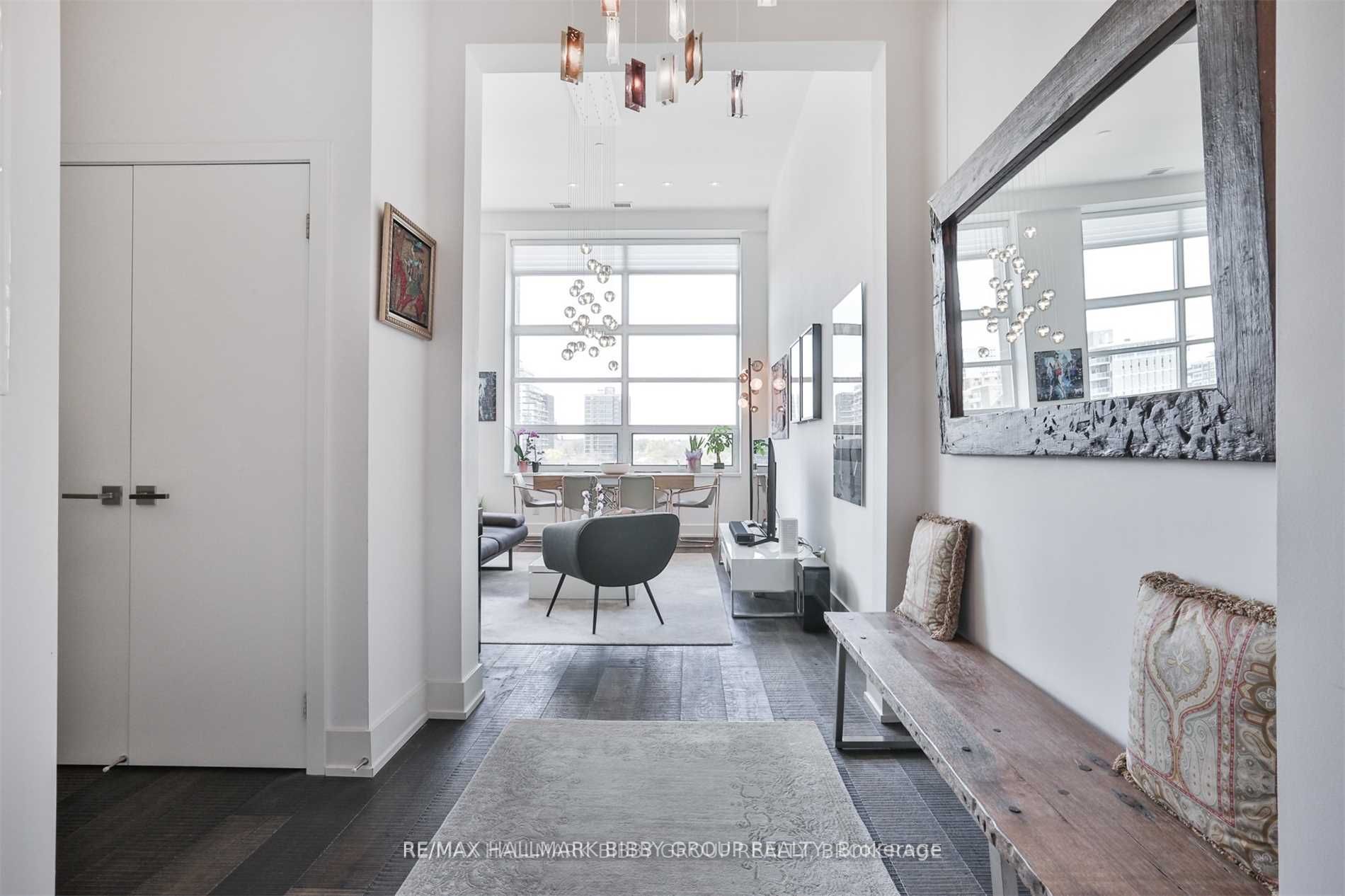 111 St Clair Ave W, #819