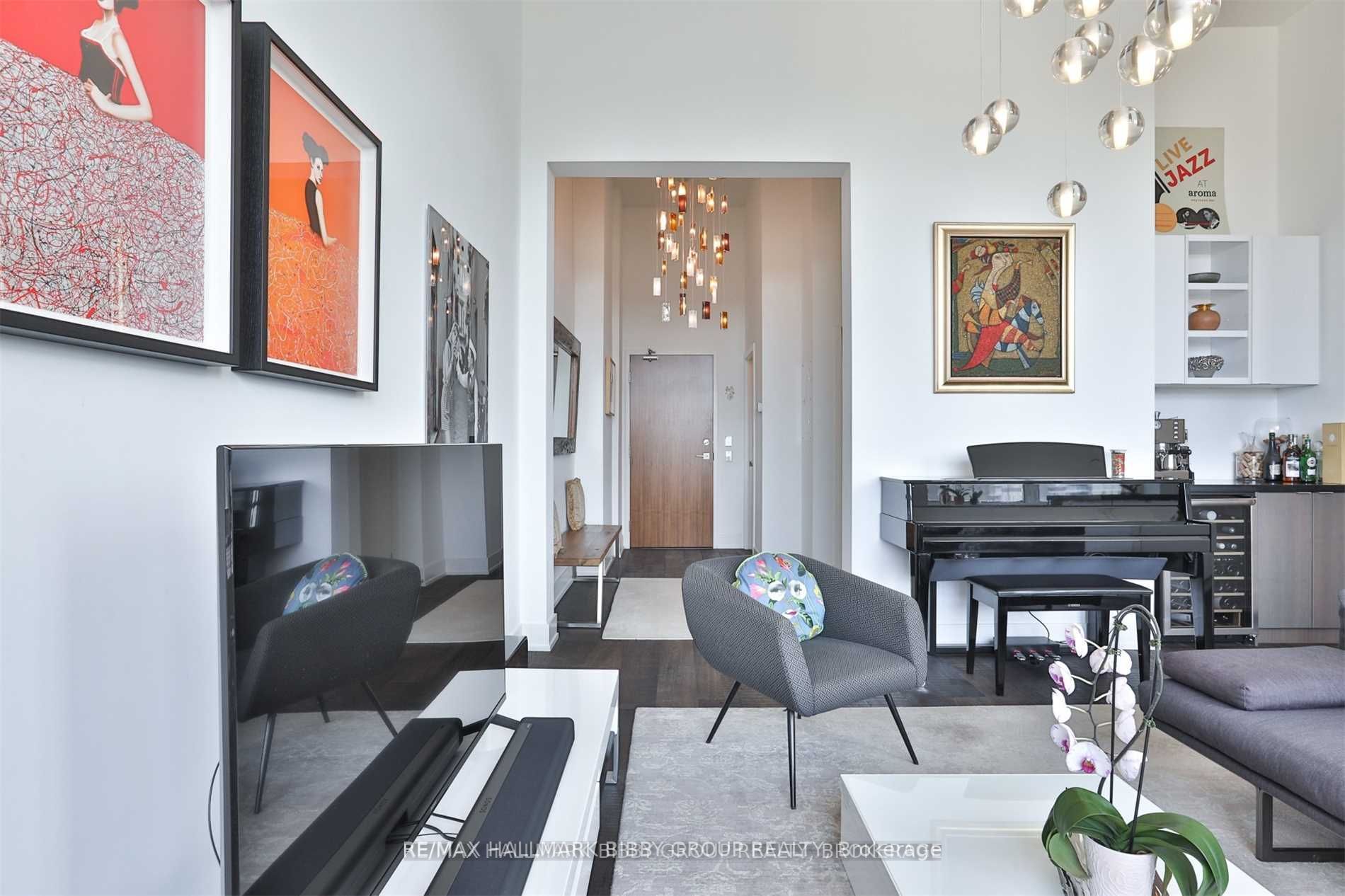 111 St Clair Ave W, #819