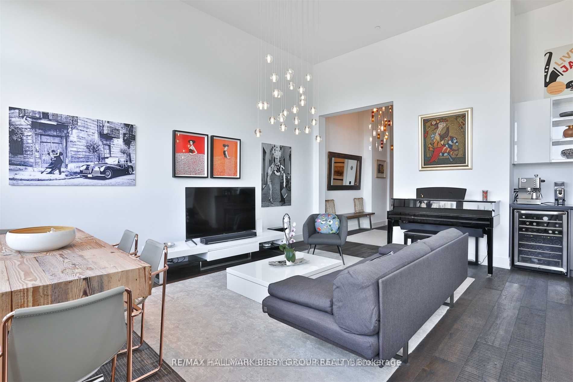111 St Clair Ave W, #819