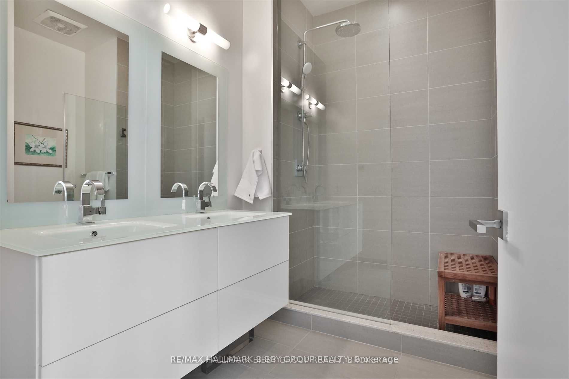111 St Clair Ave W, #819