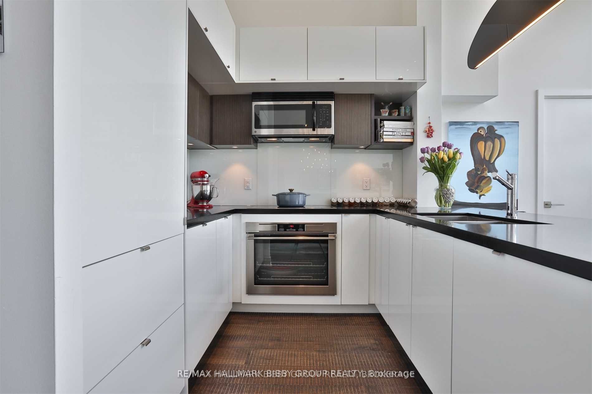 111 St Clair Ave W, #819