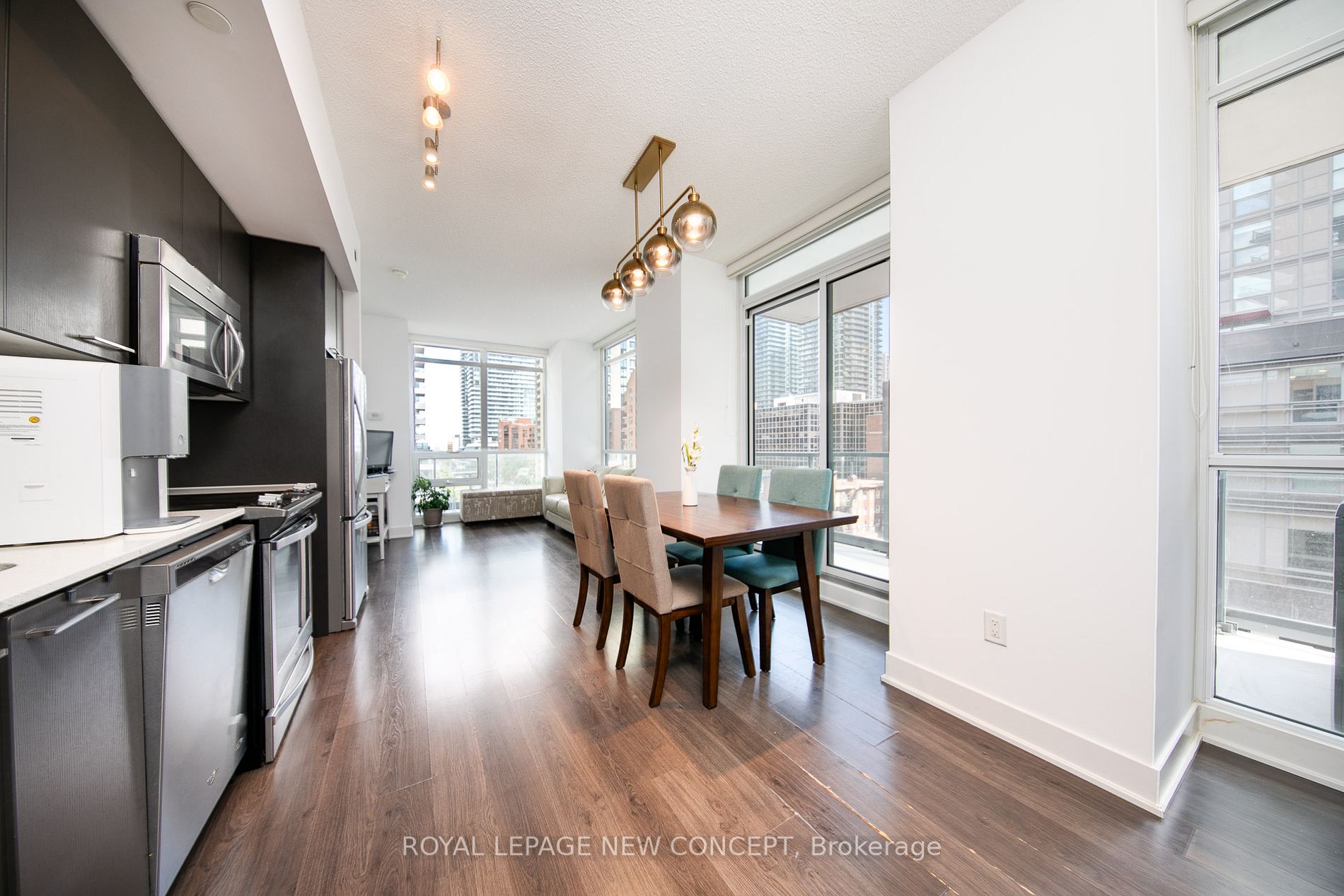 30 Roehampton Ave, #520