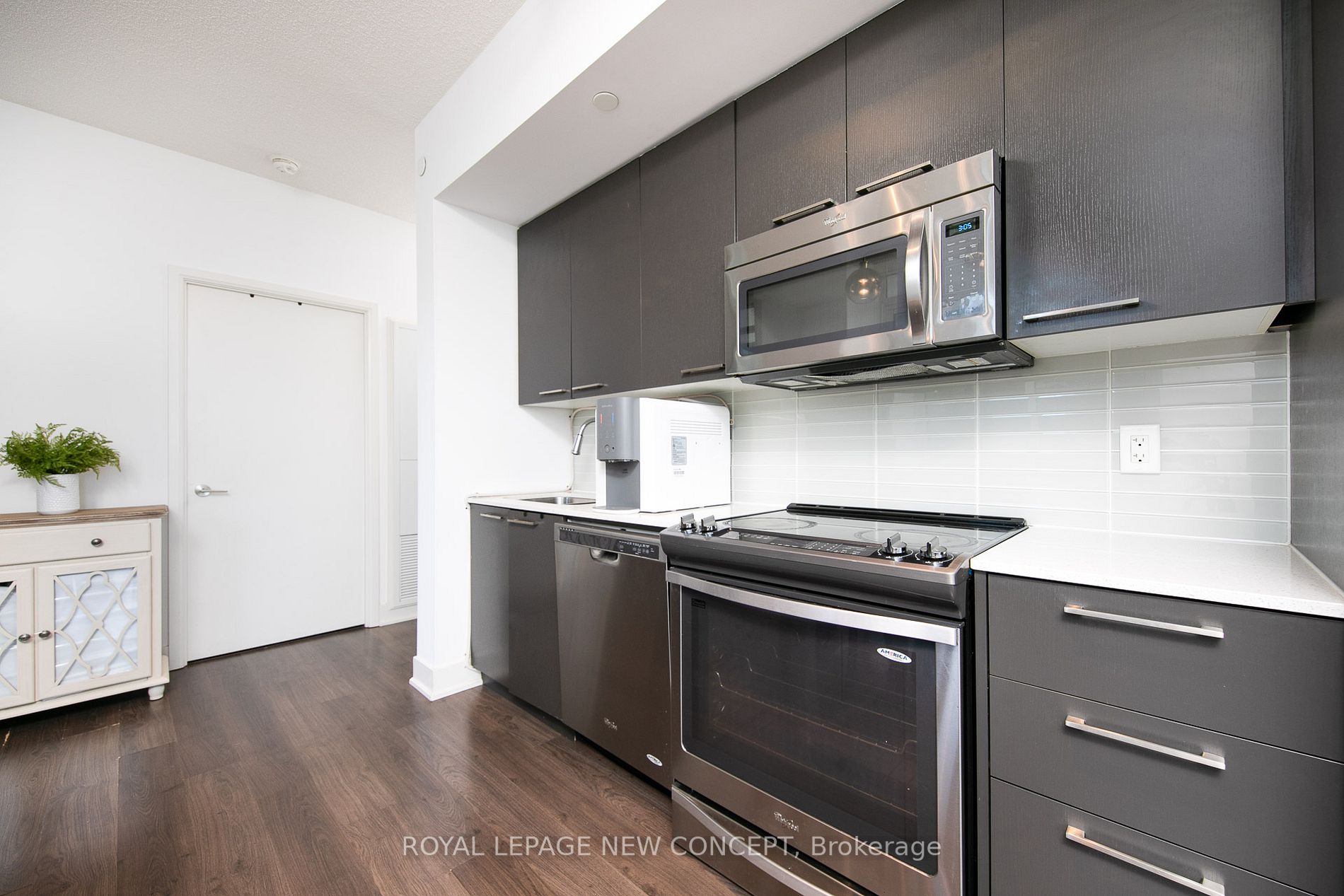 30 Roehampton Ave, #520