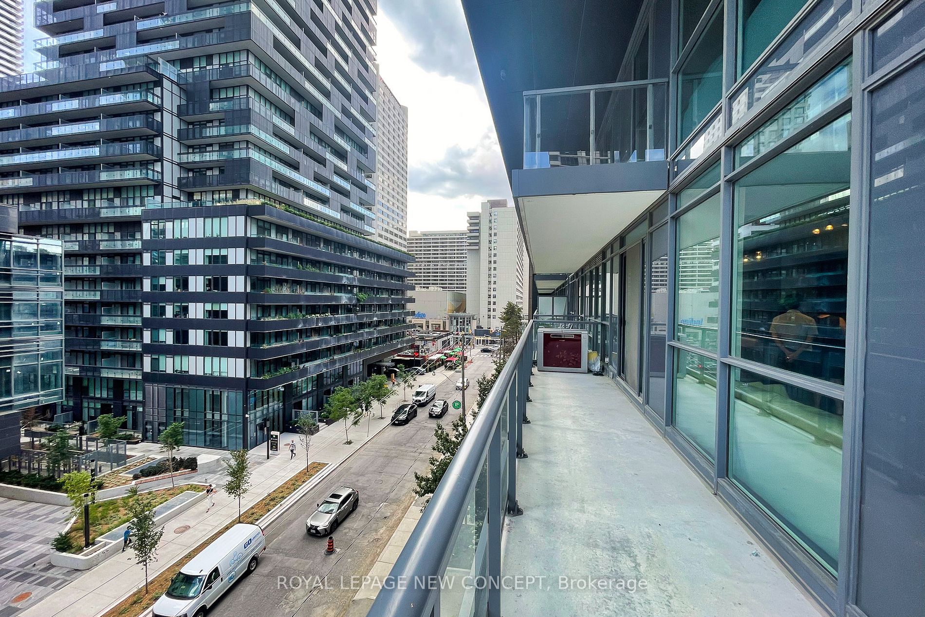 30 Roehampton Ave, #520