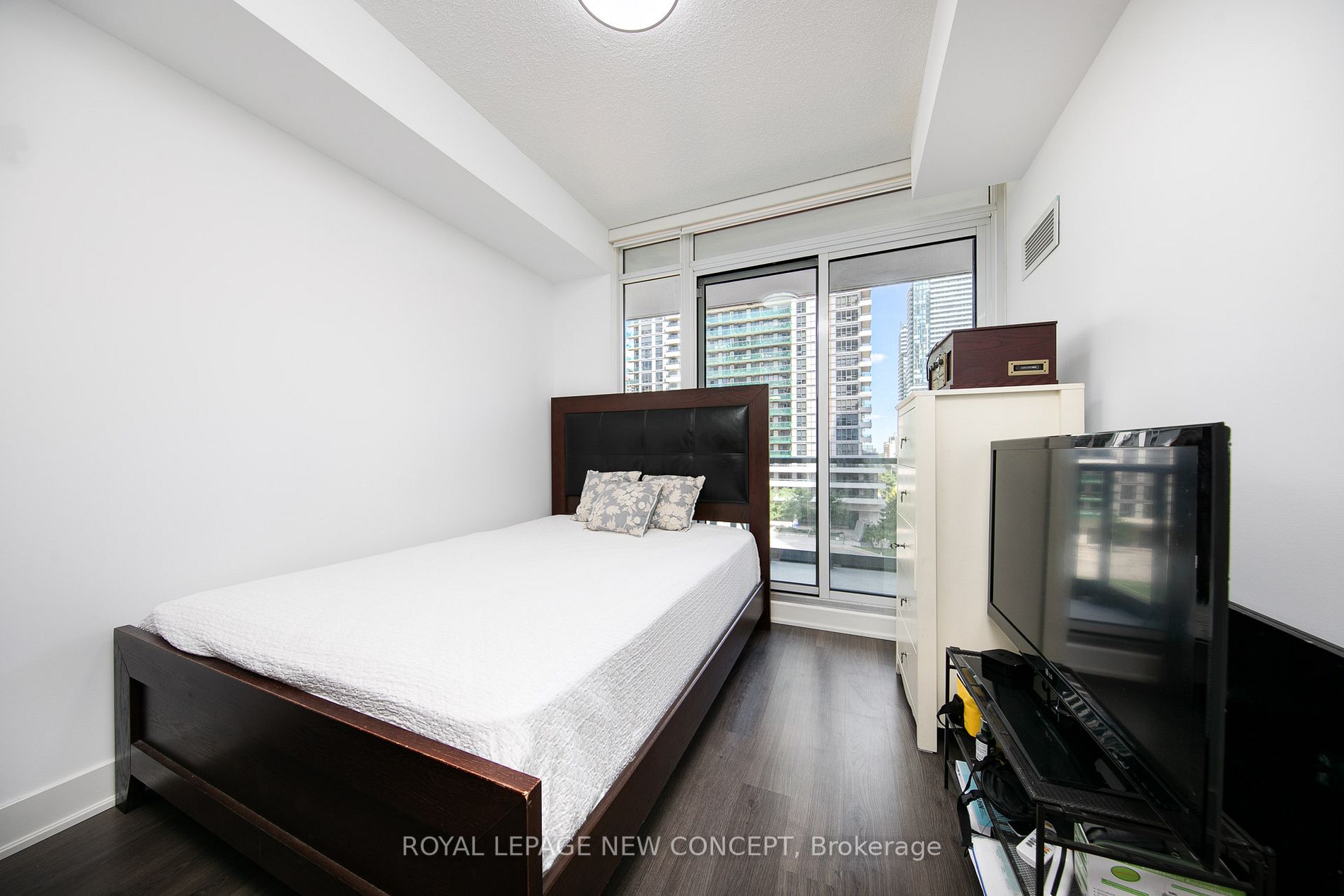 30 Roehampton Ave, #520