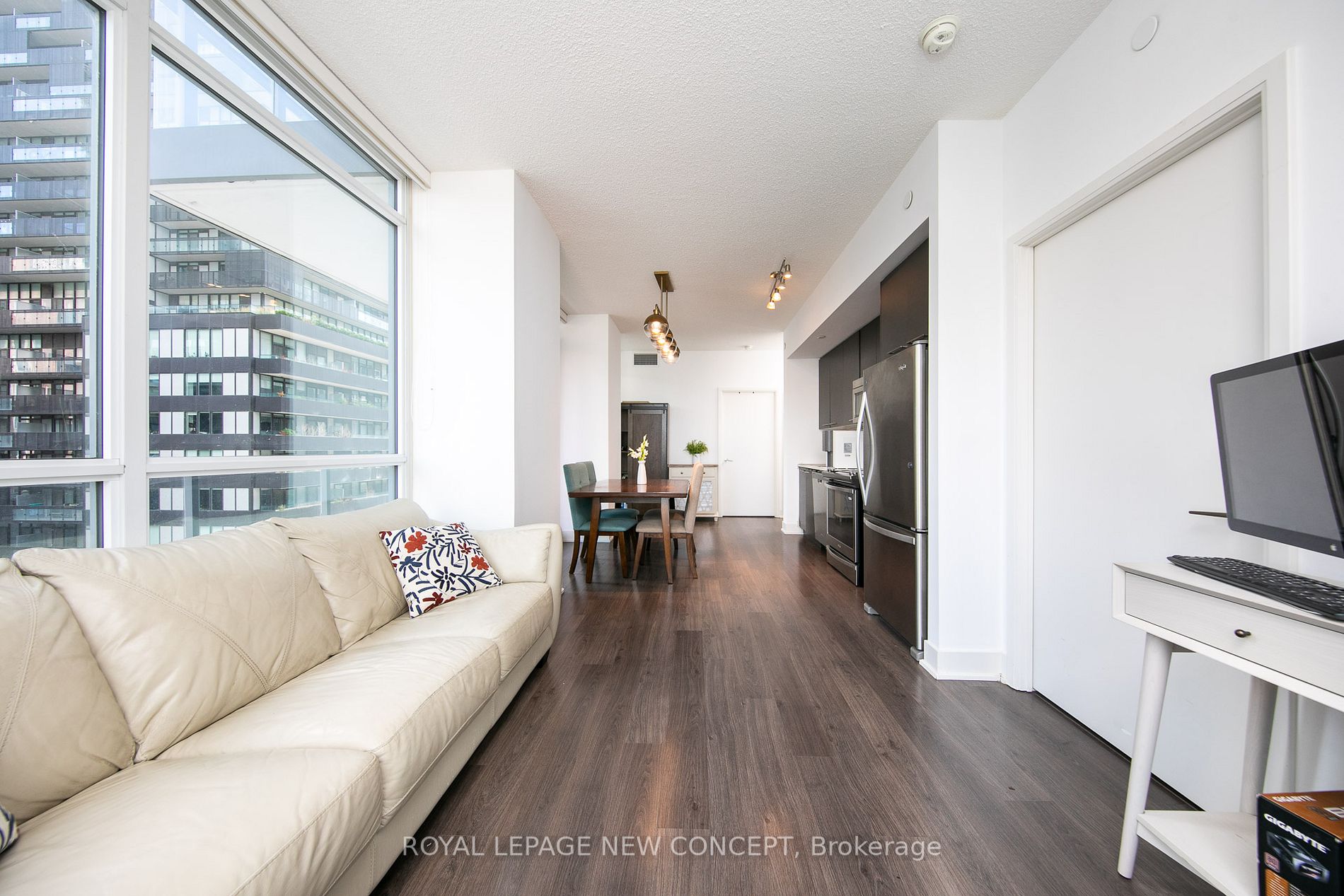 30 Roehampton Ave, #520