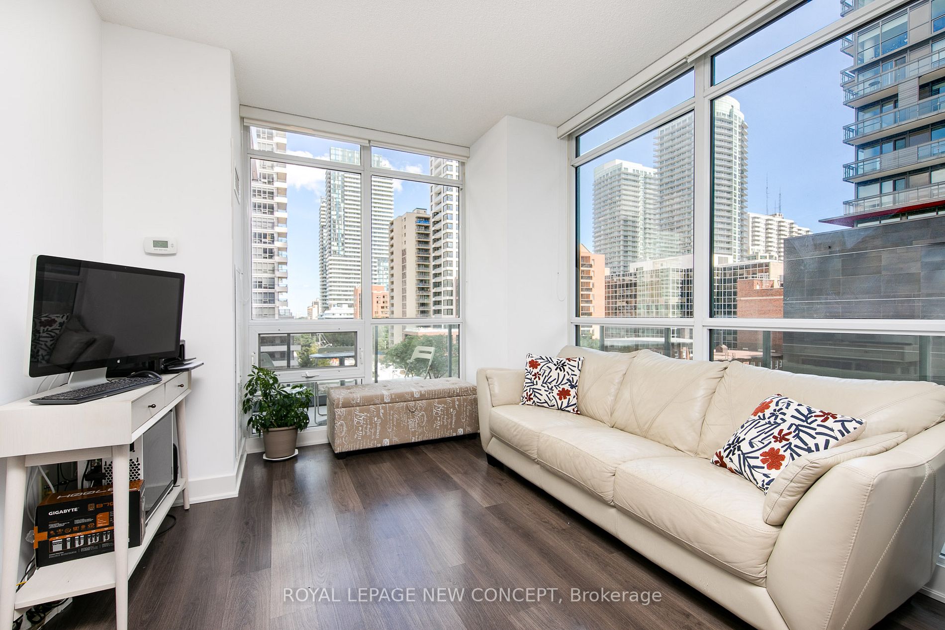 30 Roehampton Ave, #520