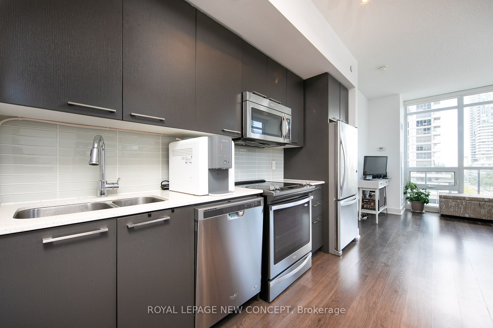 30 Roehampton Ave, #520