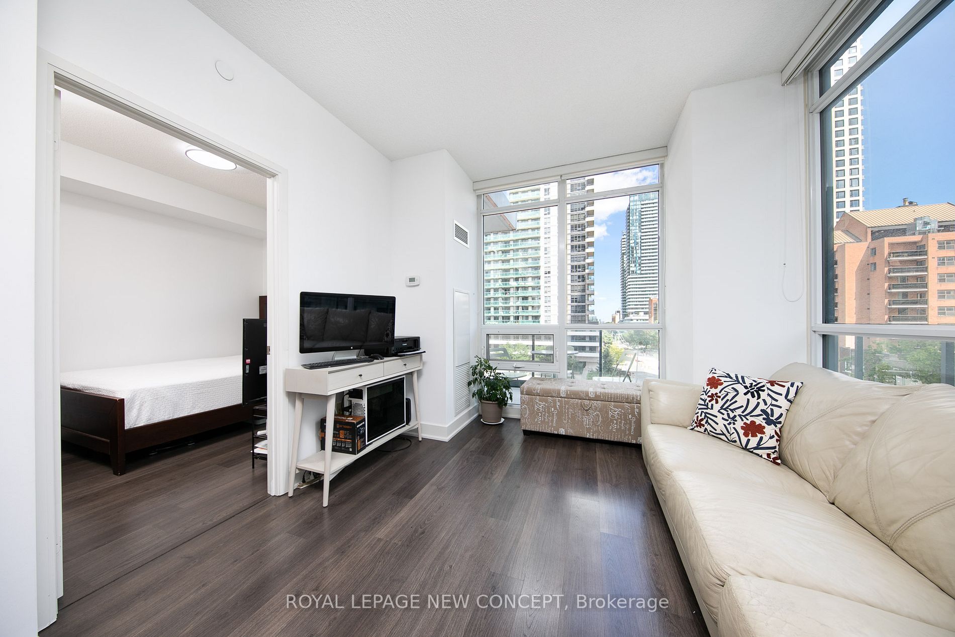 30 Roehampton Ave, #520