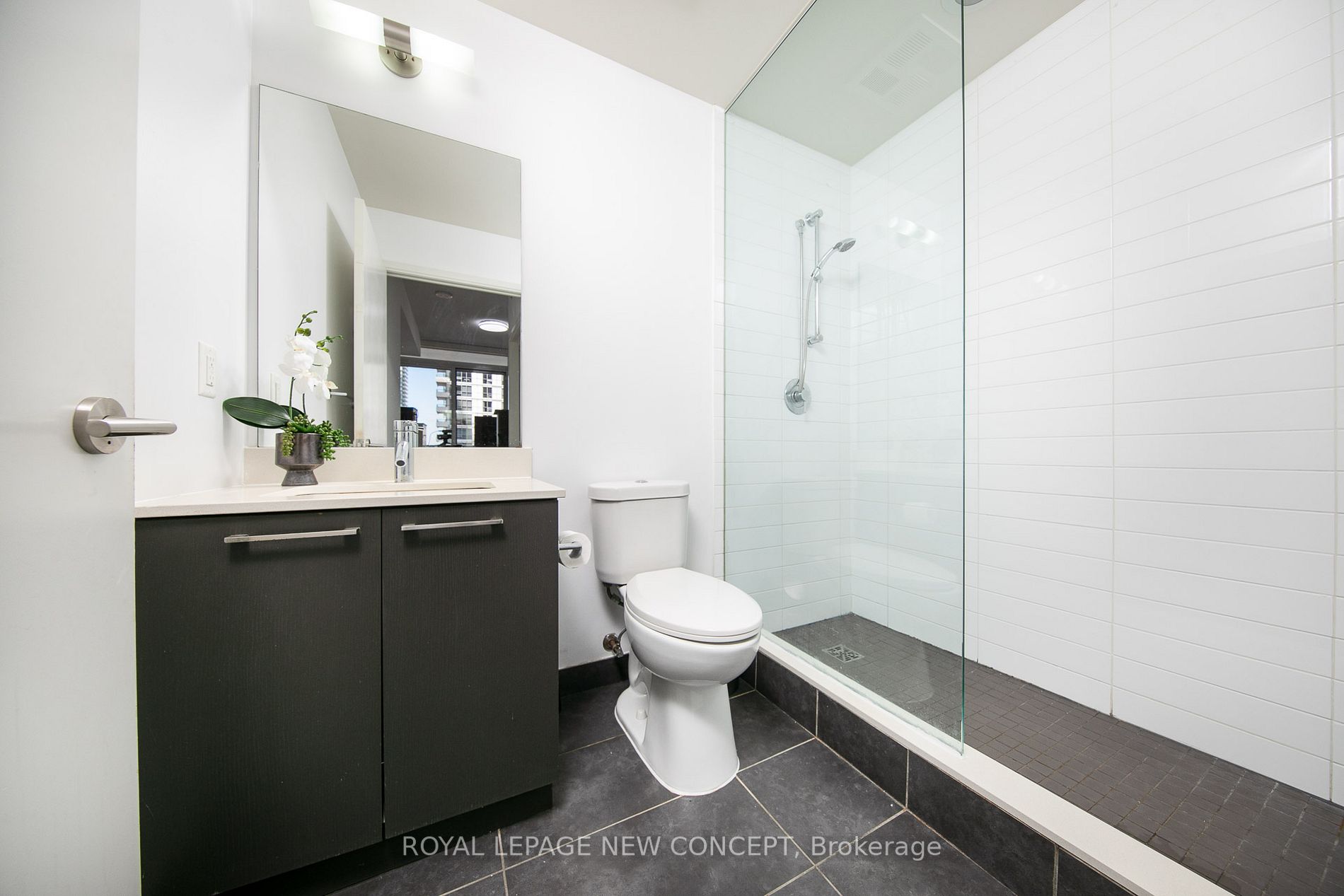 30 Roehampton Ave, #520