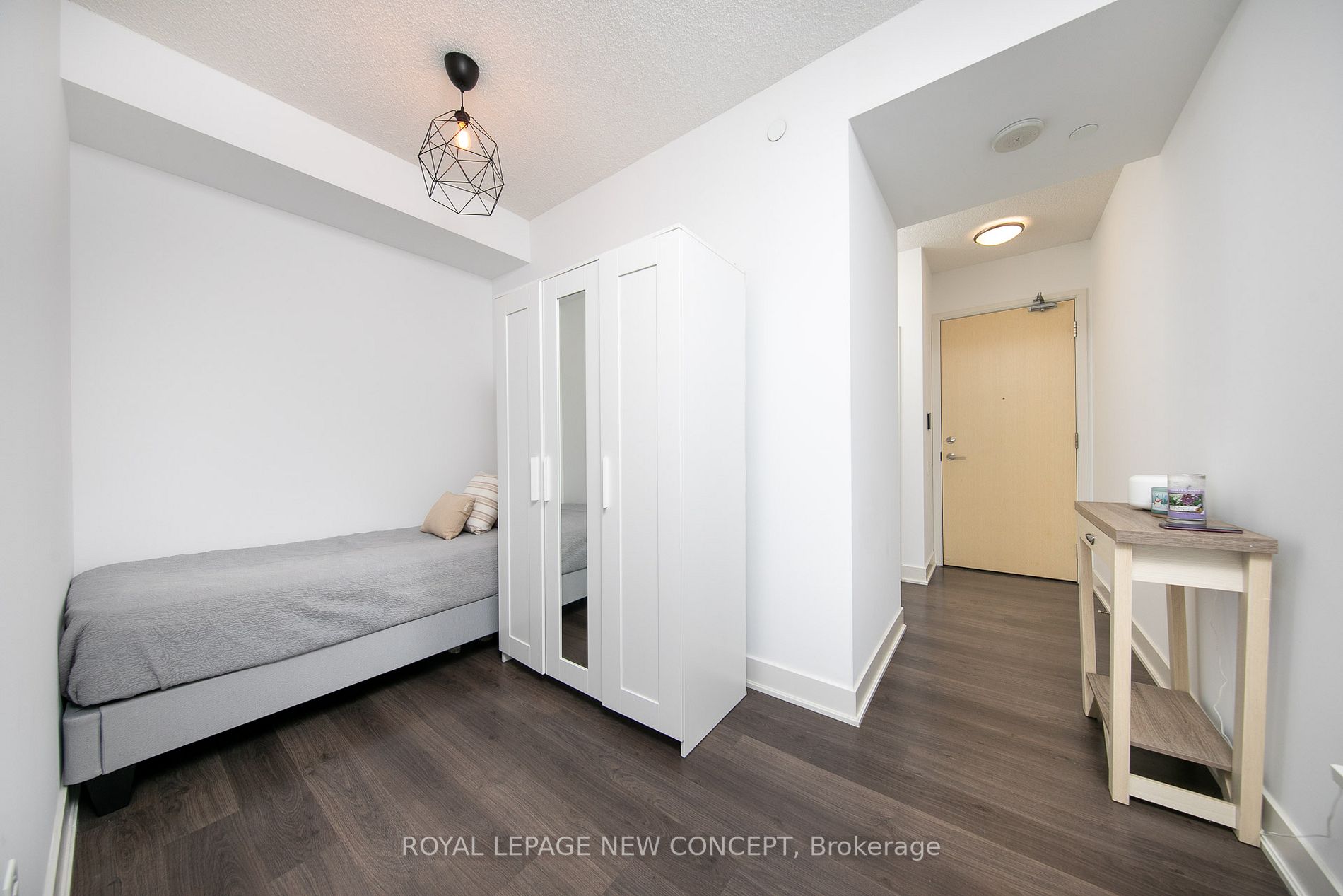 30 Roehampton Ave, #520