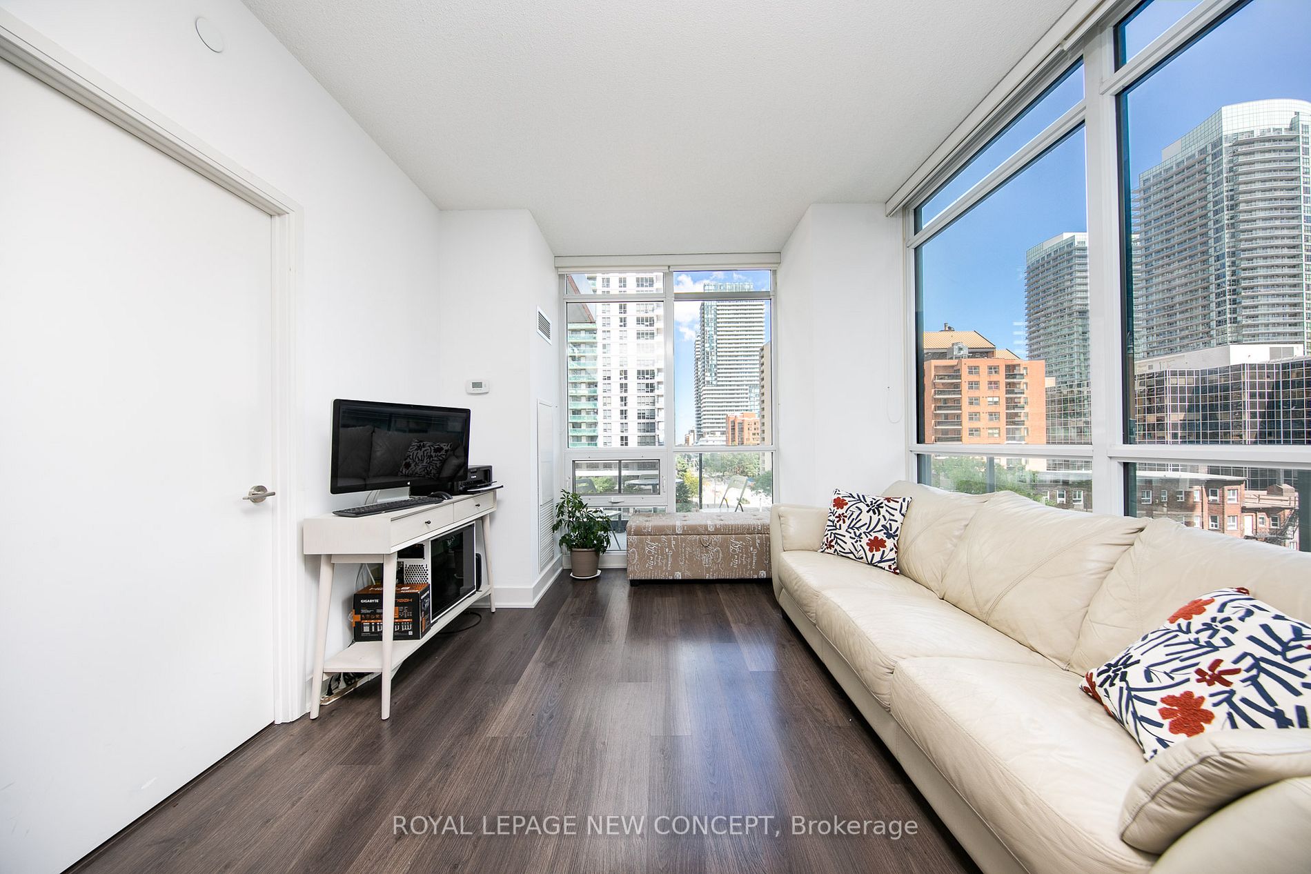 30 Roehampton Ave, #520