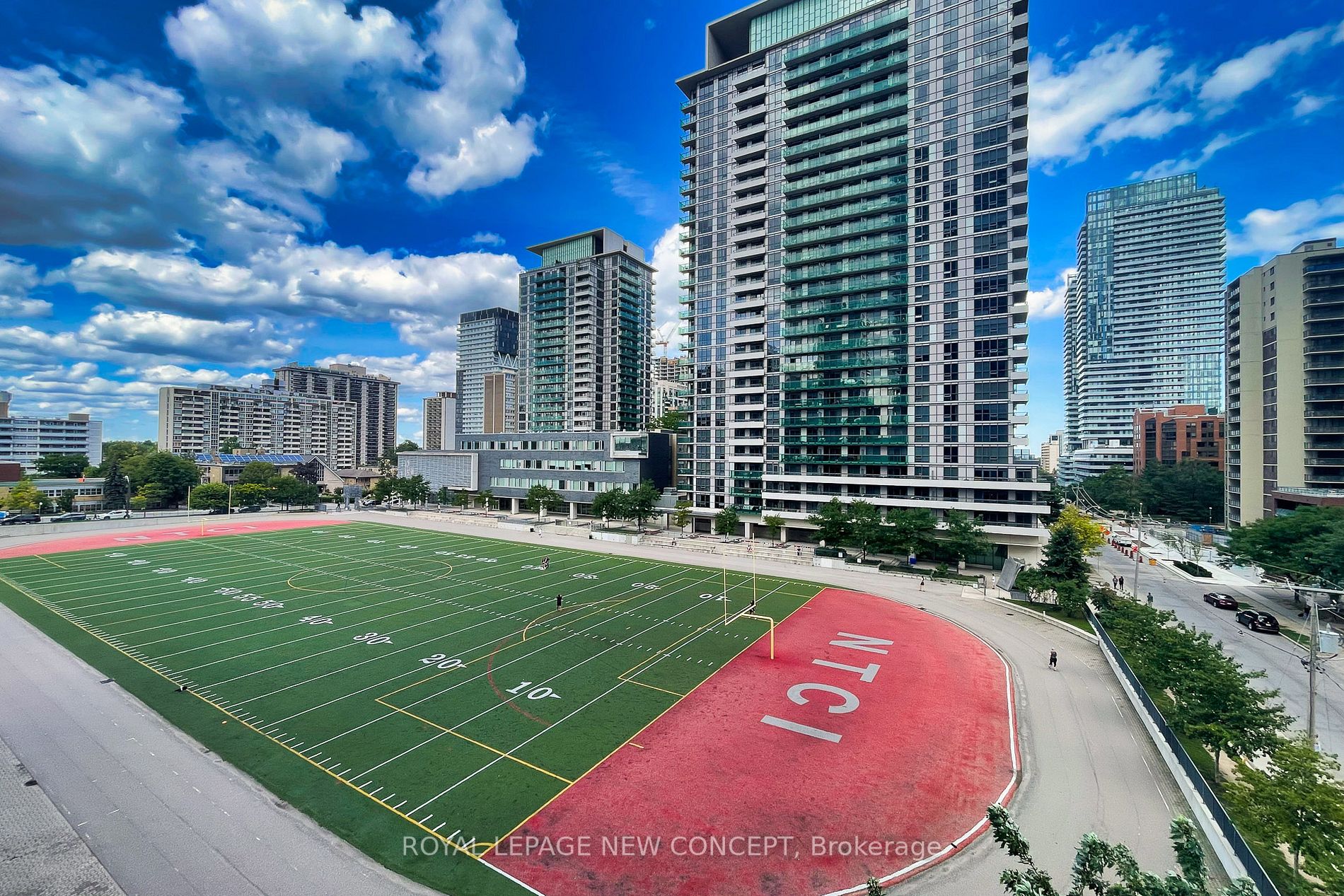 30 Roehampton Ave, #520