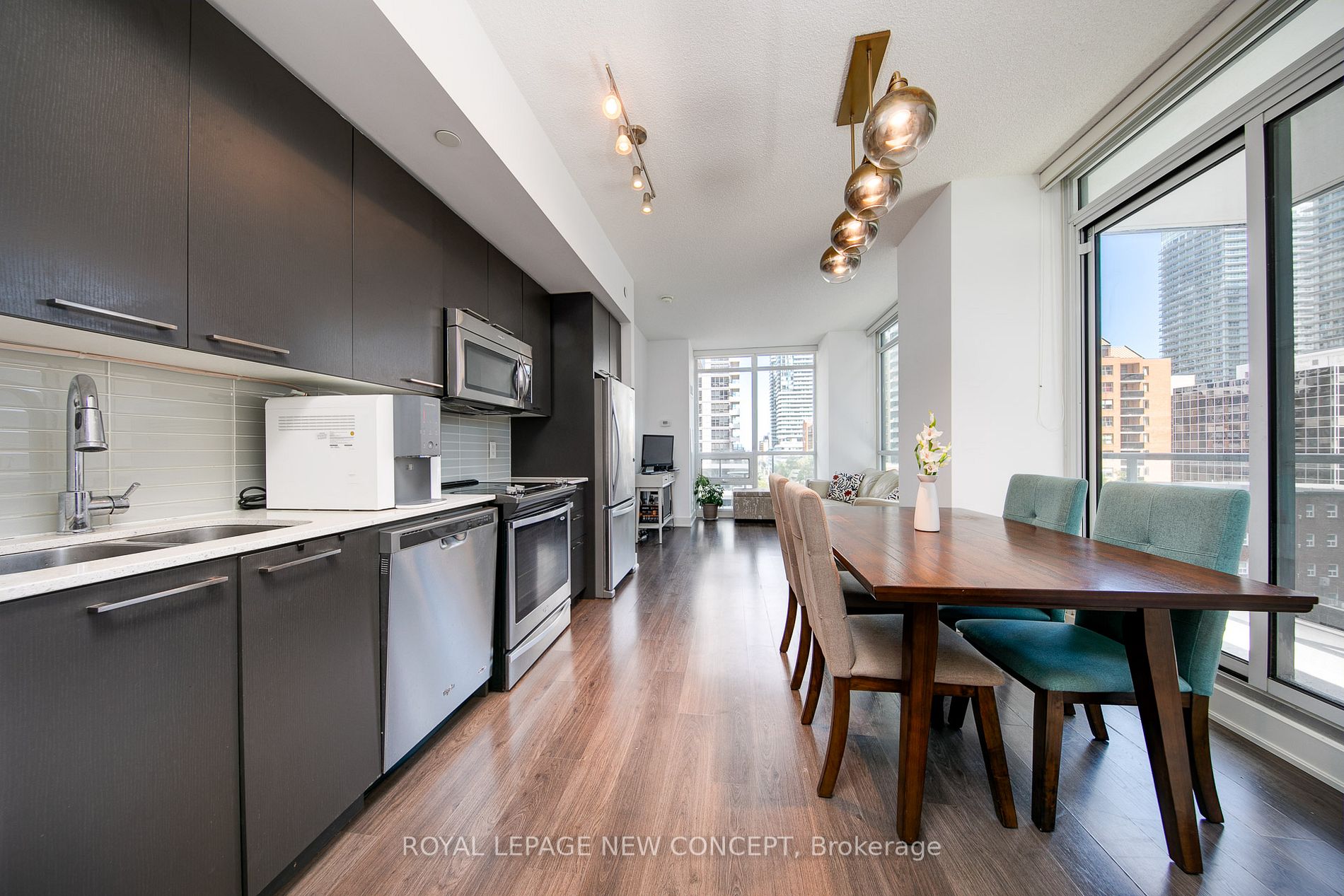 30 Roehampton Ave, #520