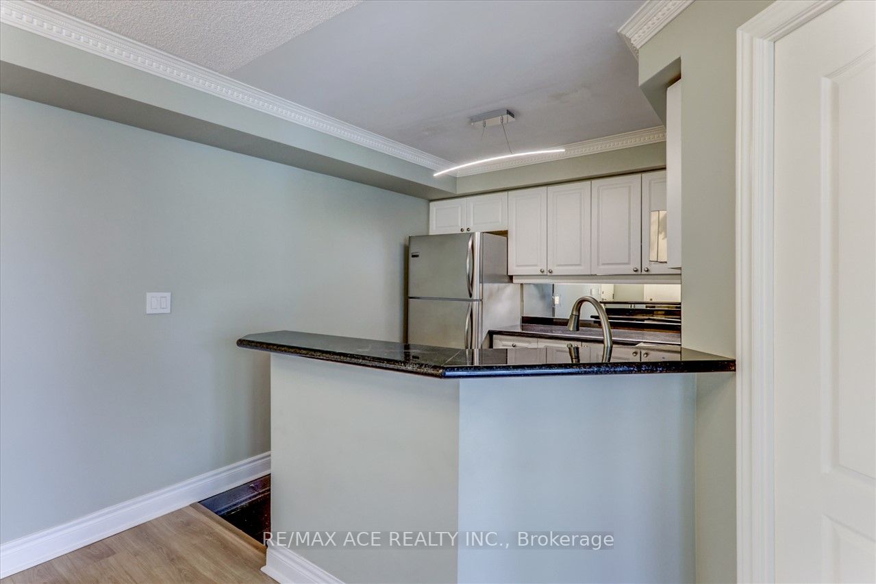 800 Spadina Rd, #501