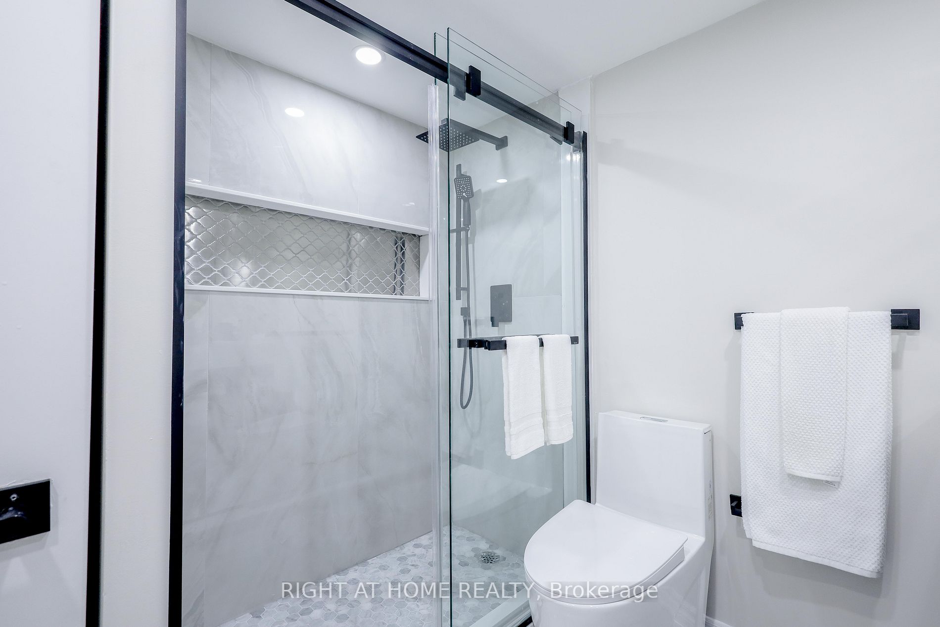 1210 Don Mills Rd, #513