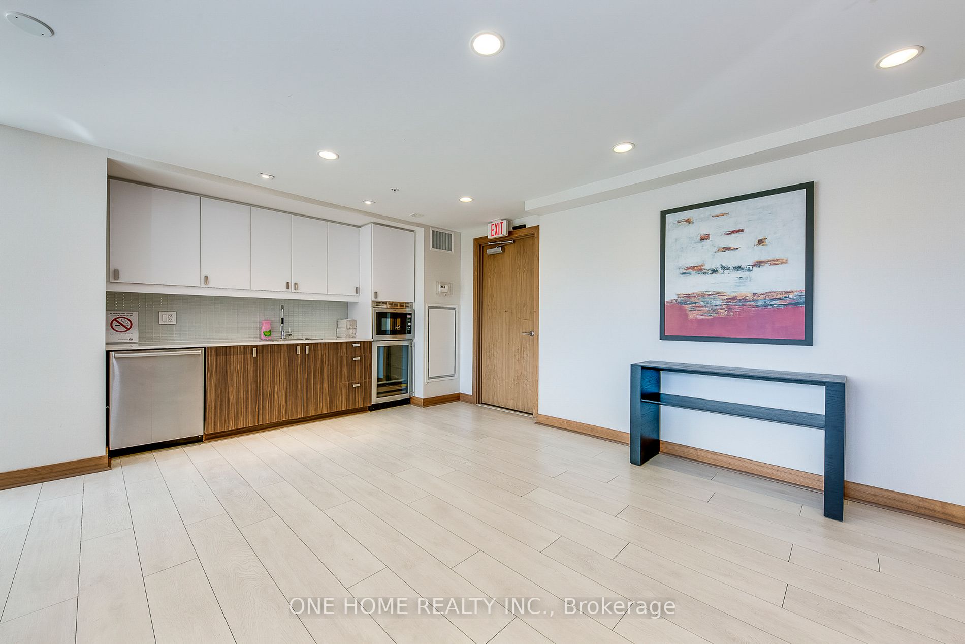 295 Adelaide St W, #802