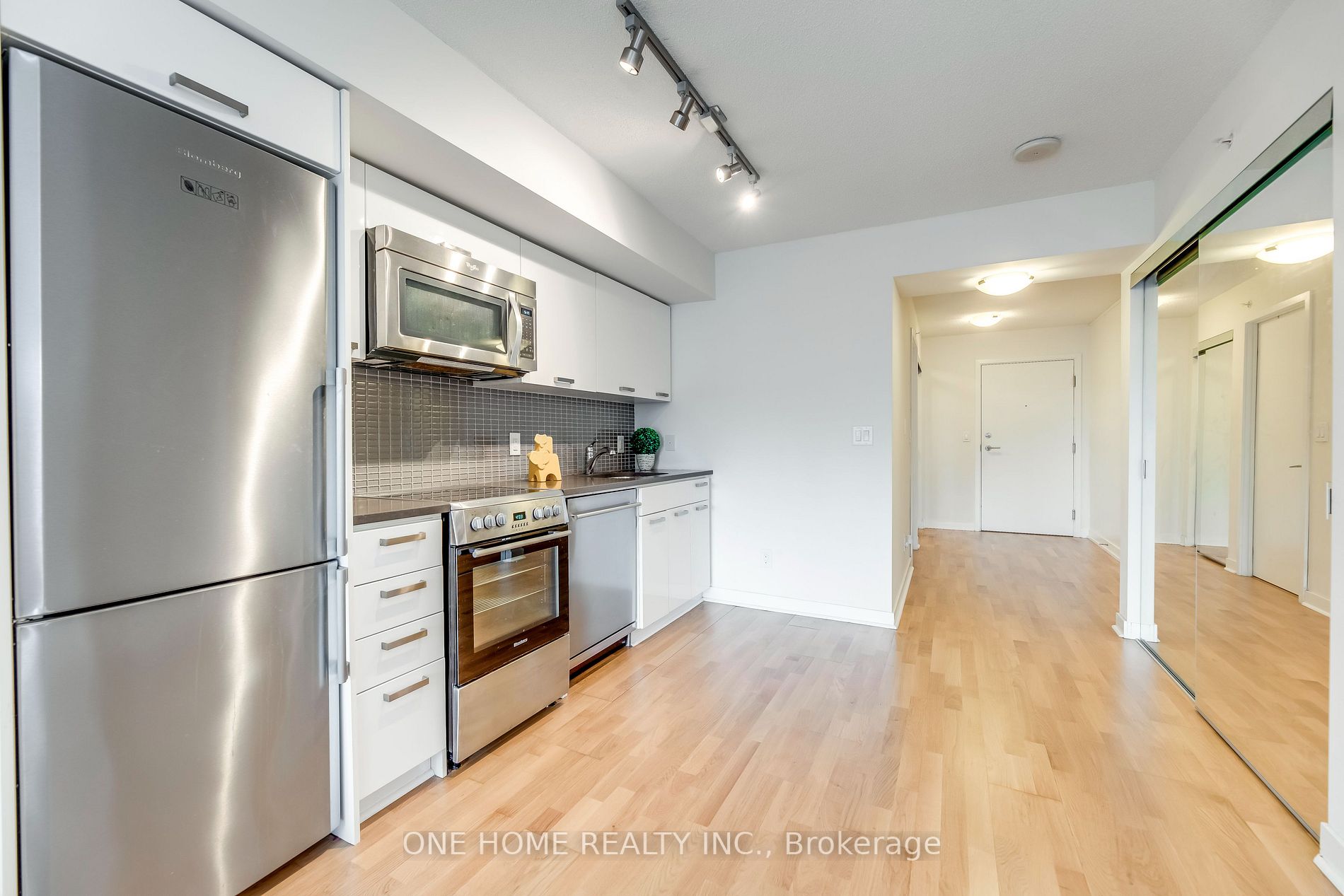 295 Adelaide St W, #802