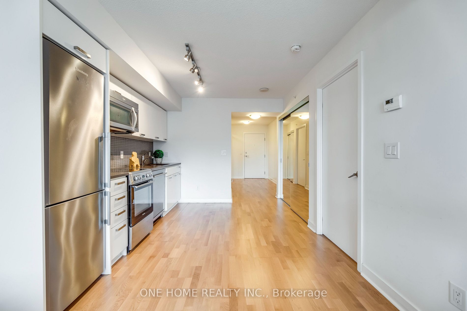 295 Adelaide St W, #802