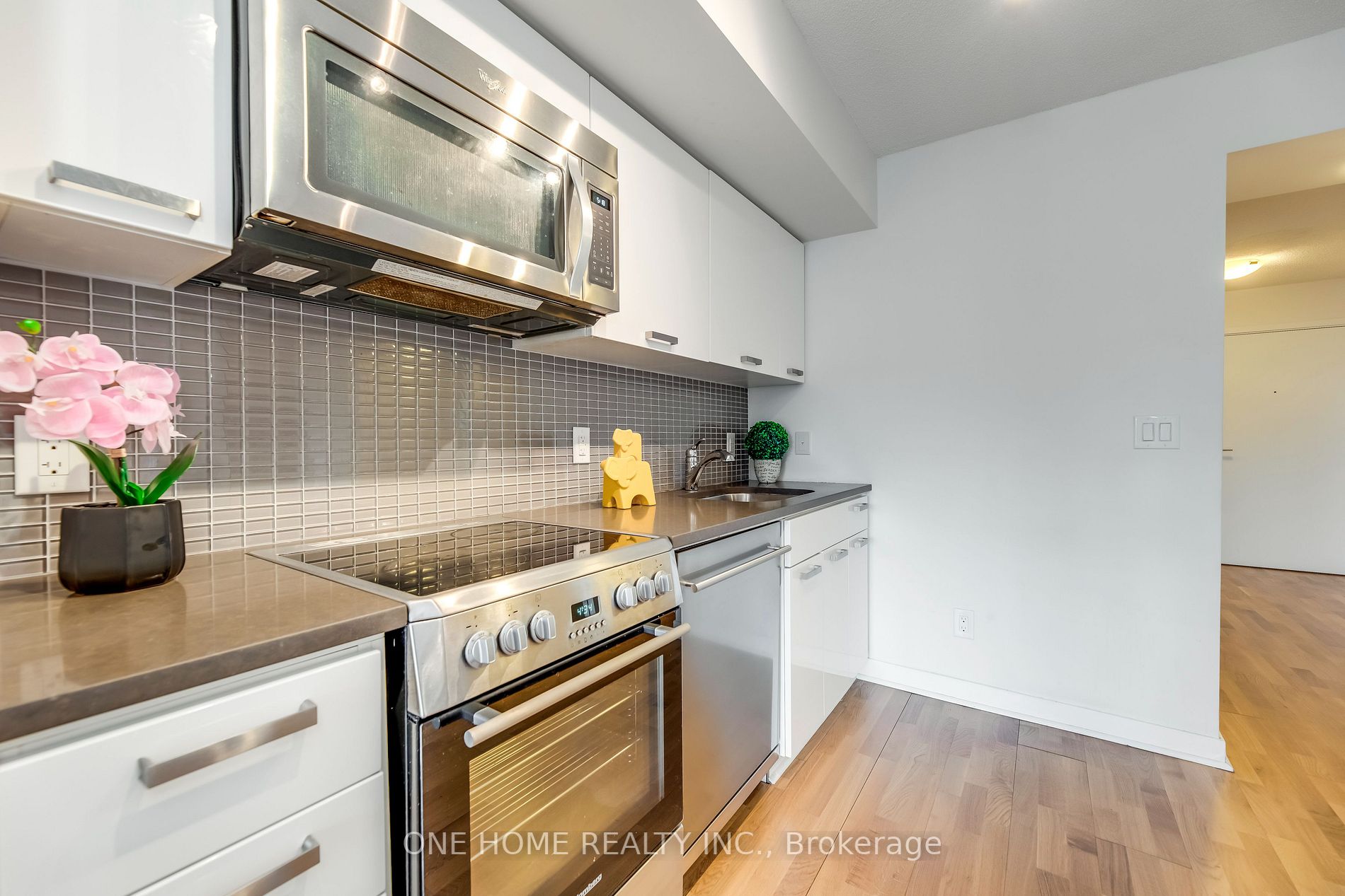 295 Adelaide St W, #802