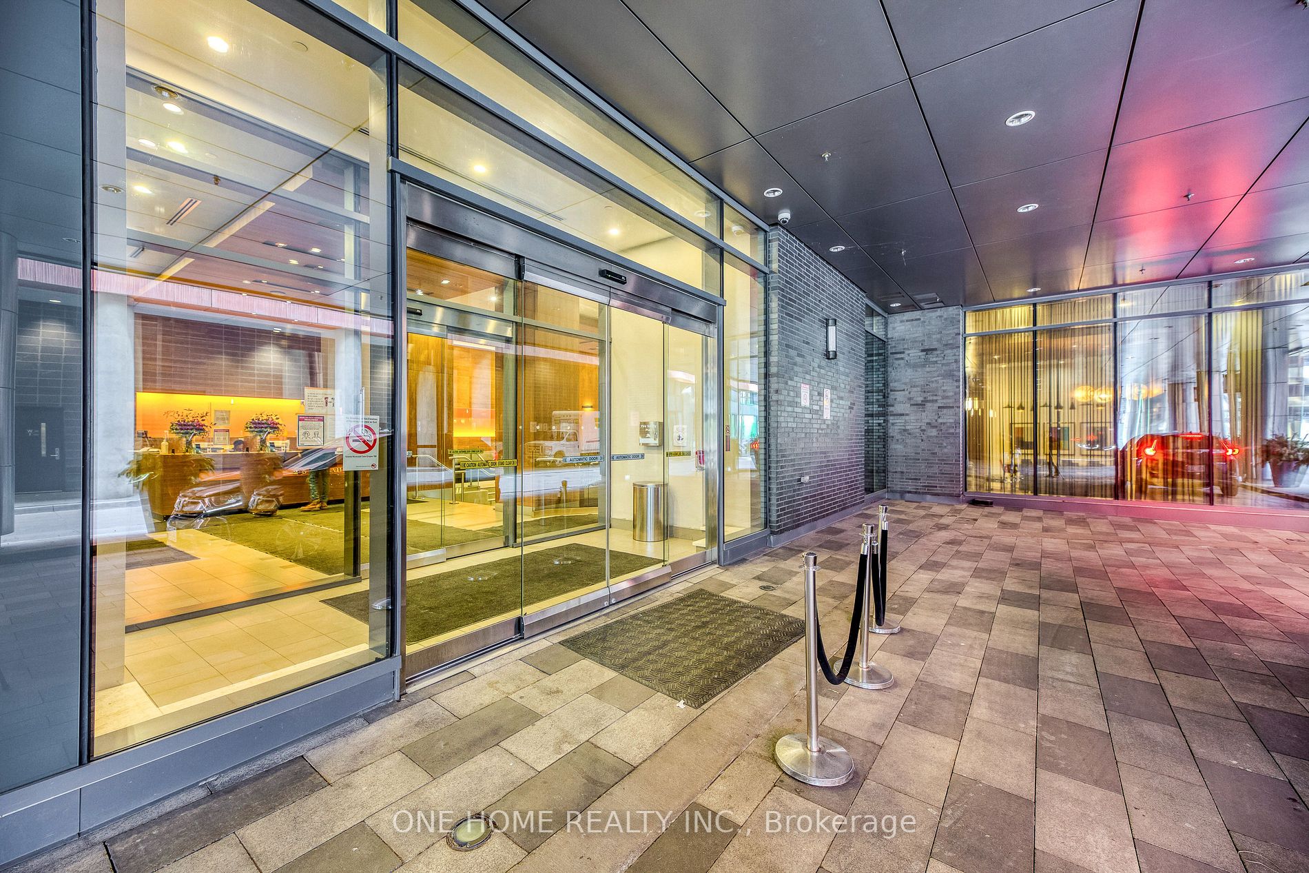 295 Adelaide St W, #802
