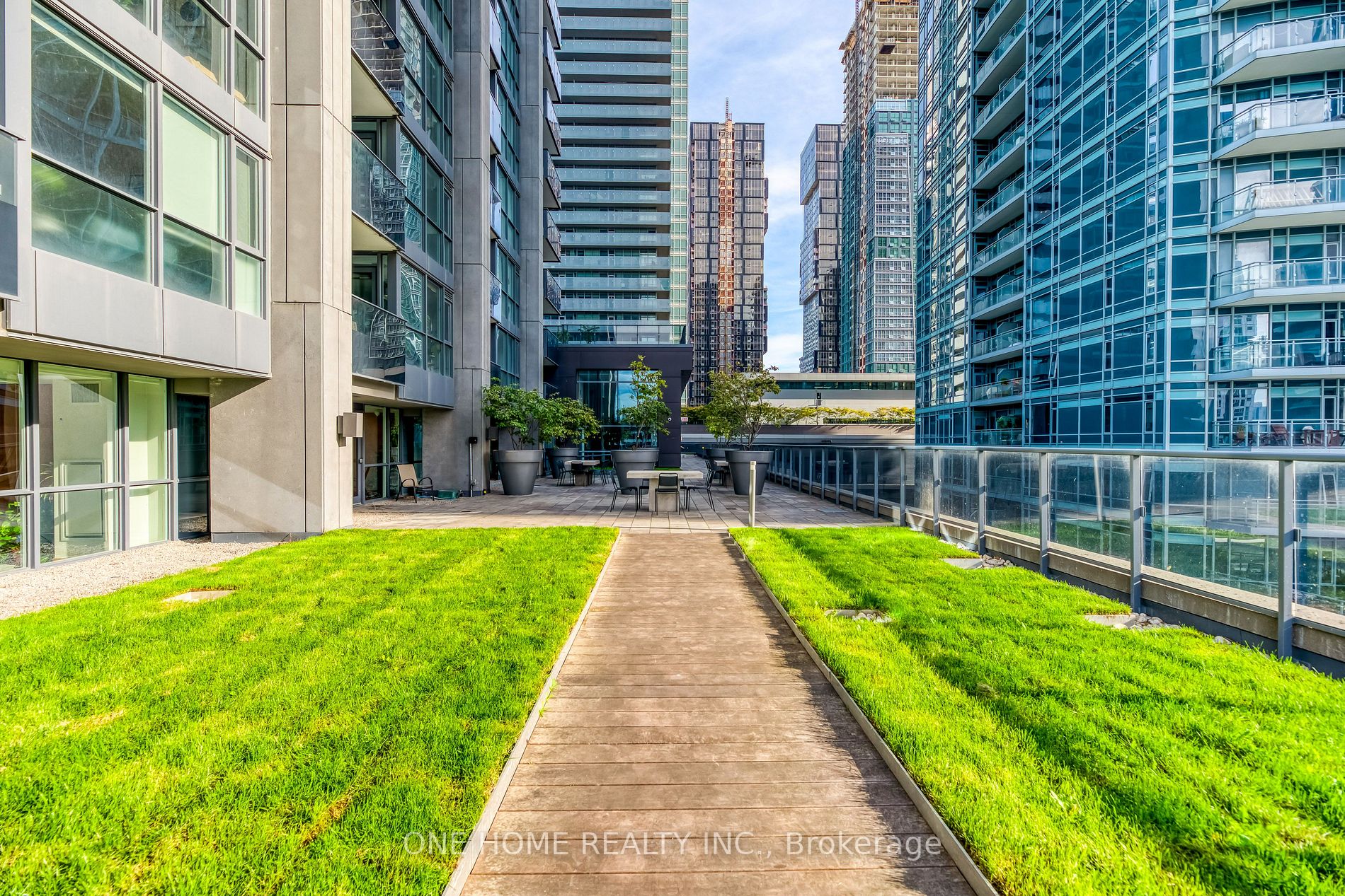 295 Adelaide St W, #802