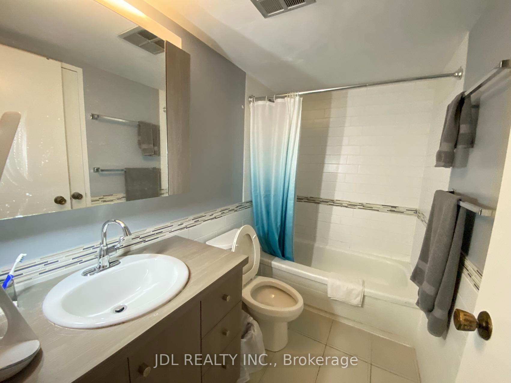 633 Bay St, #1204
