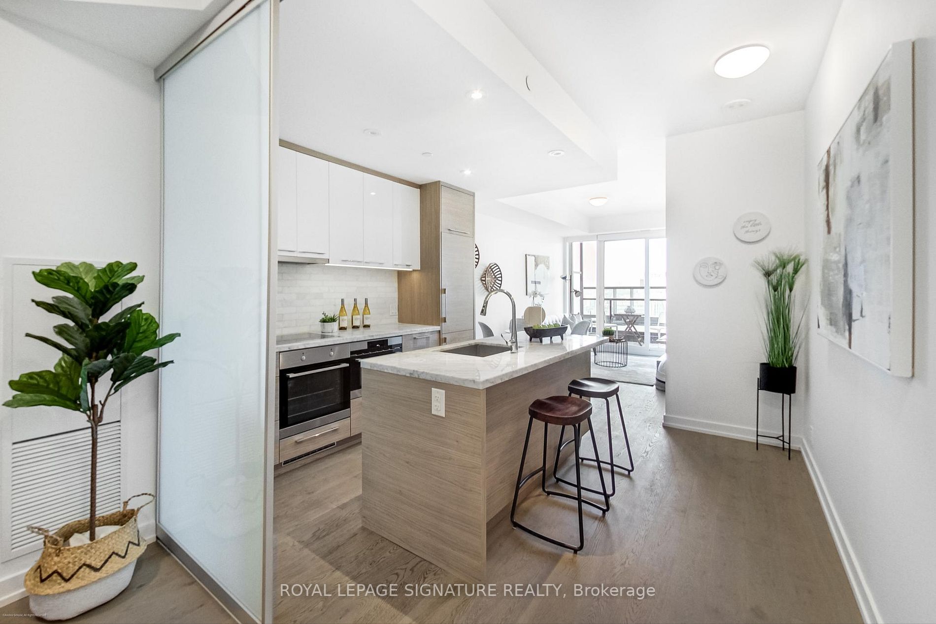 488 University Ave, #2001