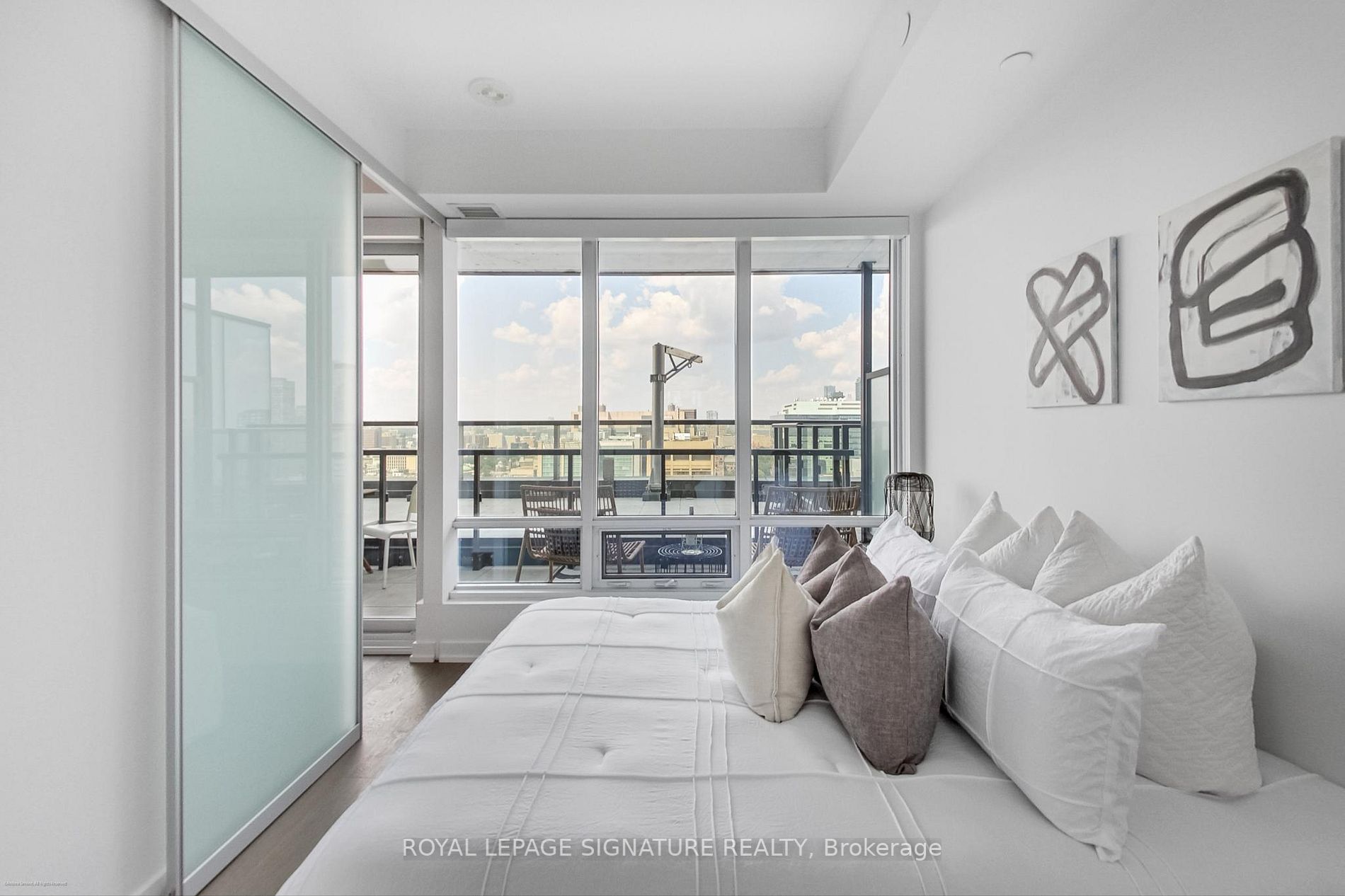 488 University Ave, #2001