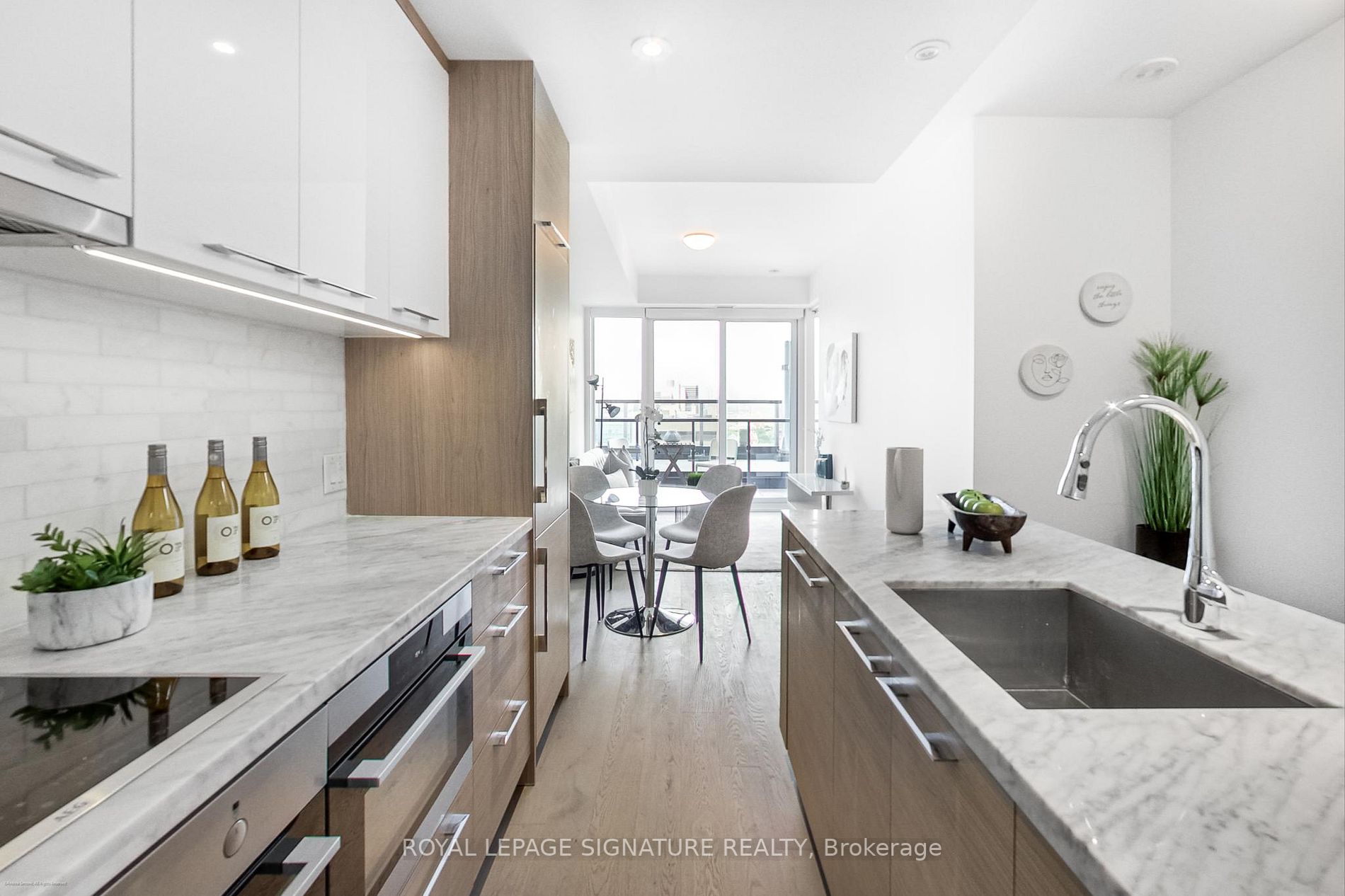 488 University Ave, #2001