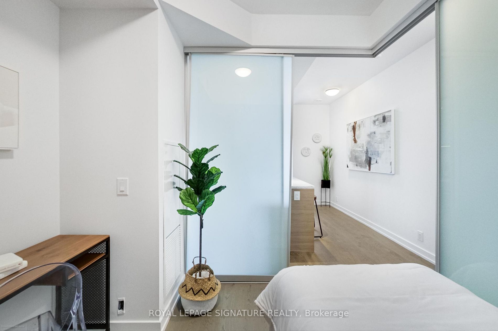 488 University Ave, #2001