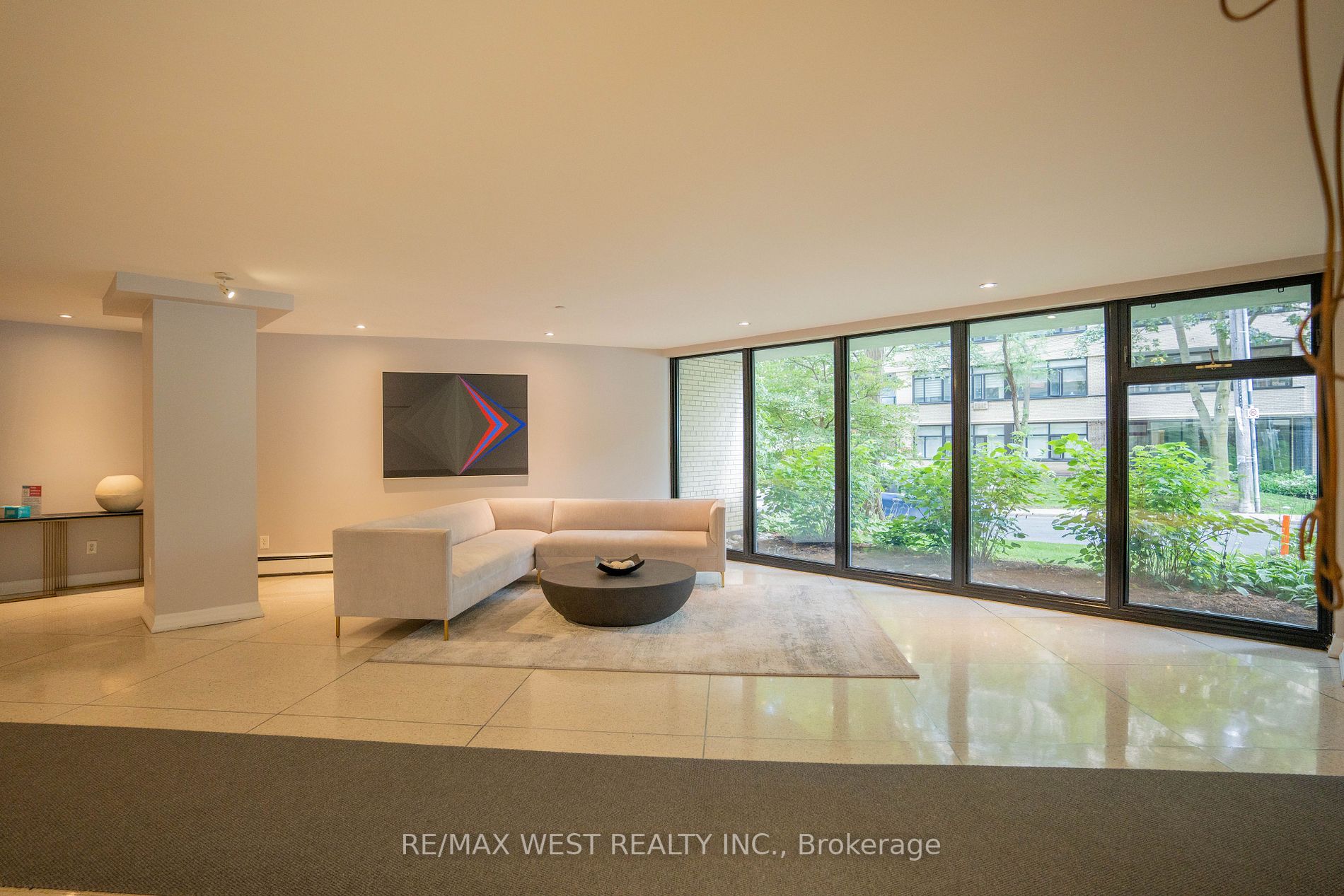 581 Avenue Rd, #404