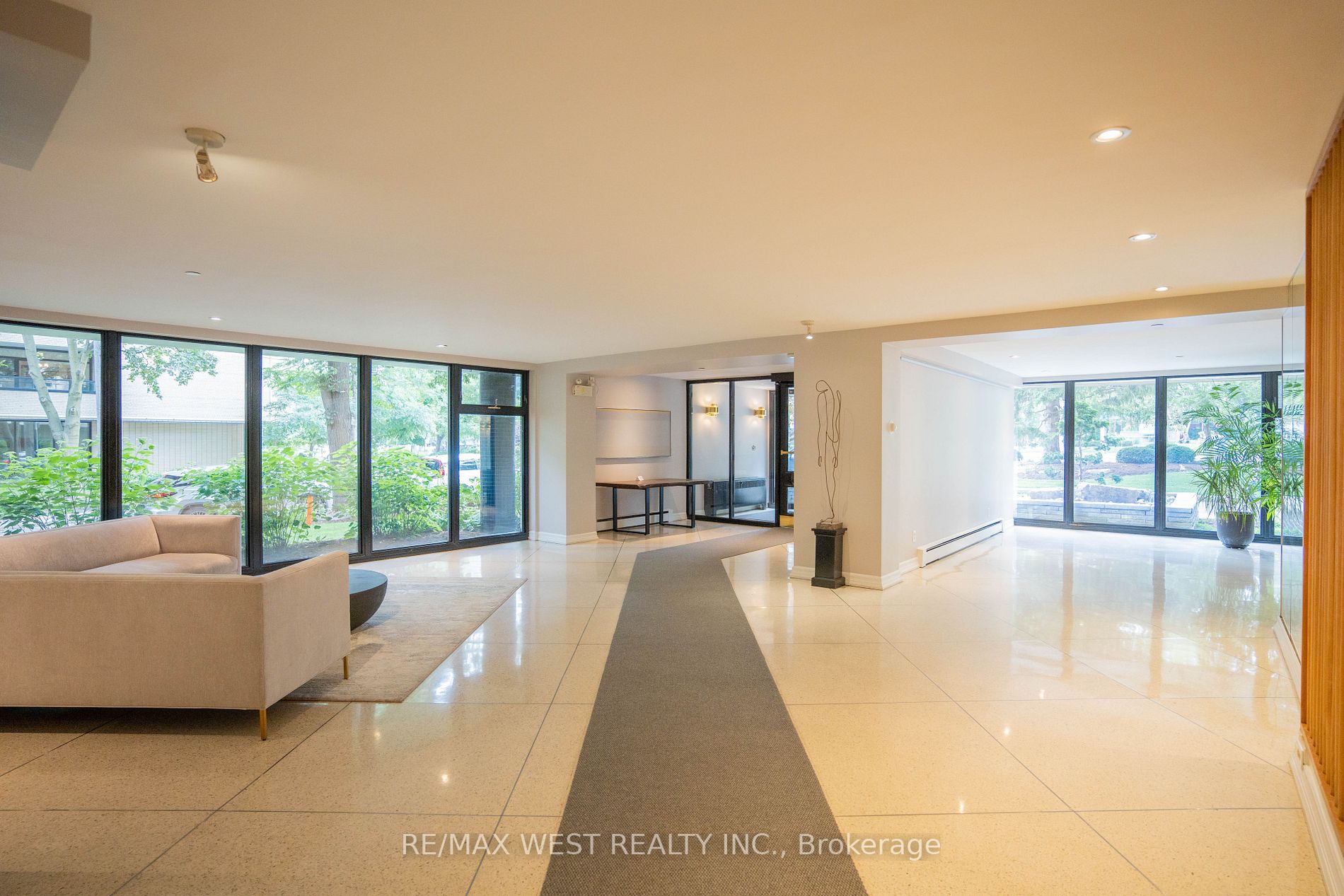 581 Avenue Rd, #404