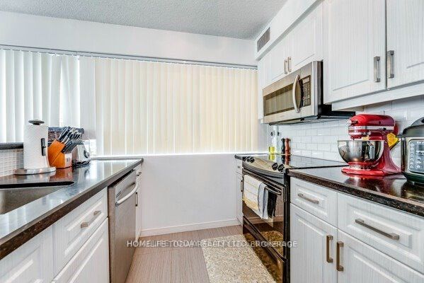 10 Yonge St, #1803