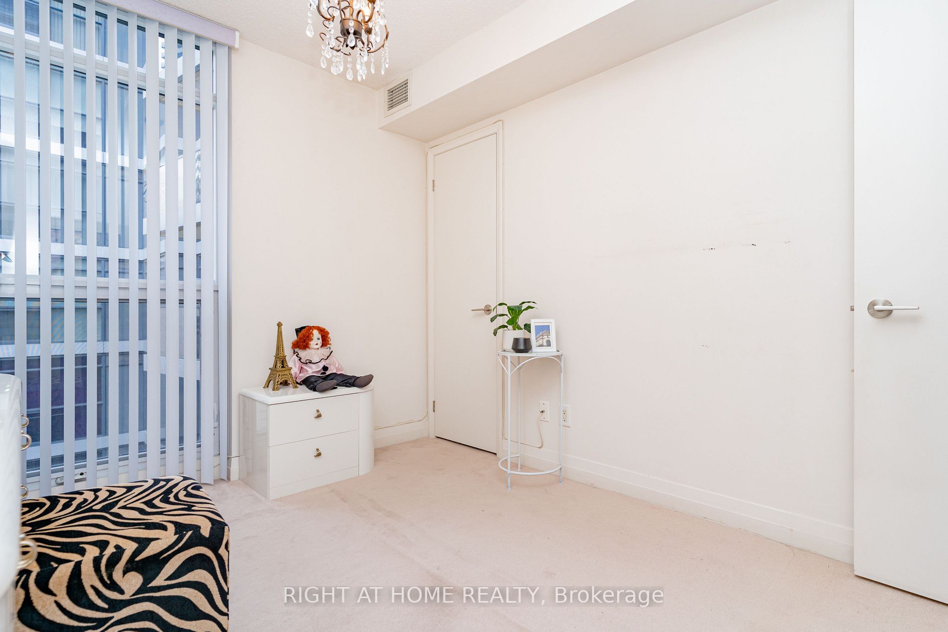 21 Carlton St, #1010