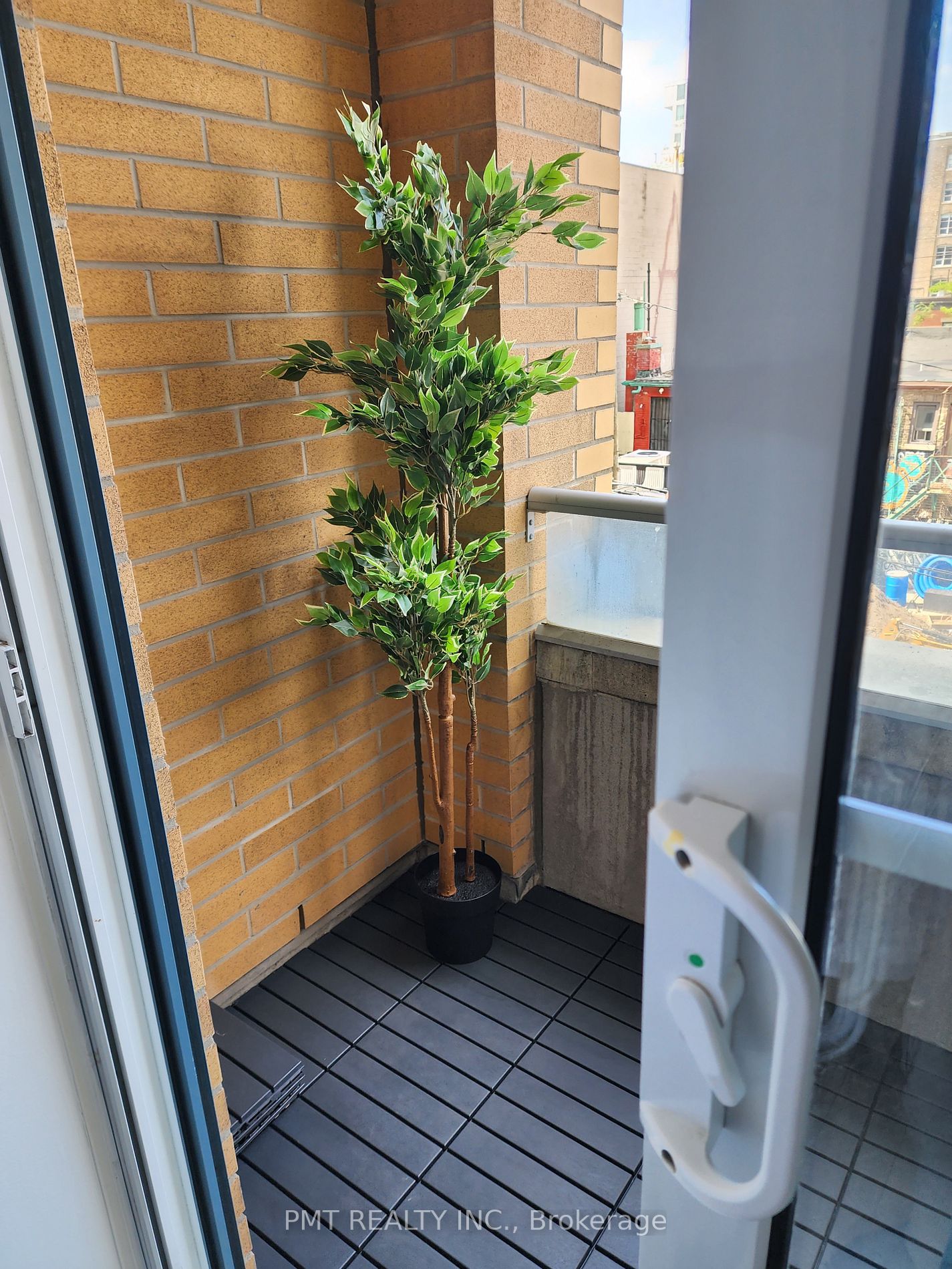 438 Richmond Street W, #306