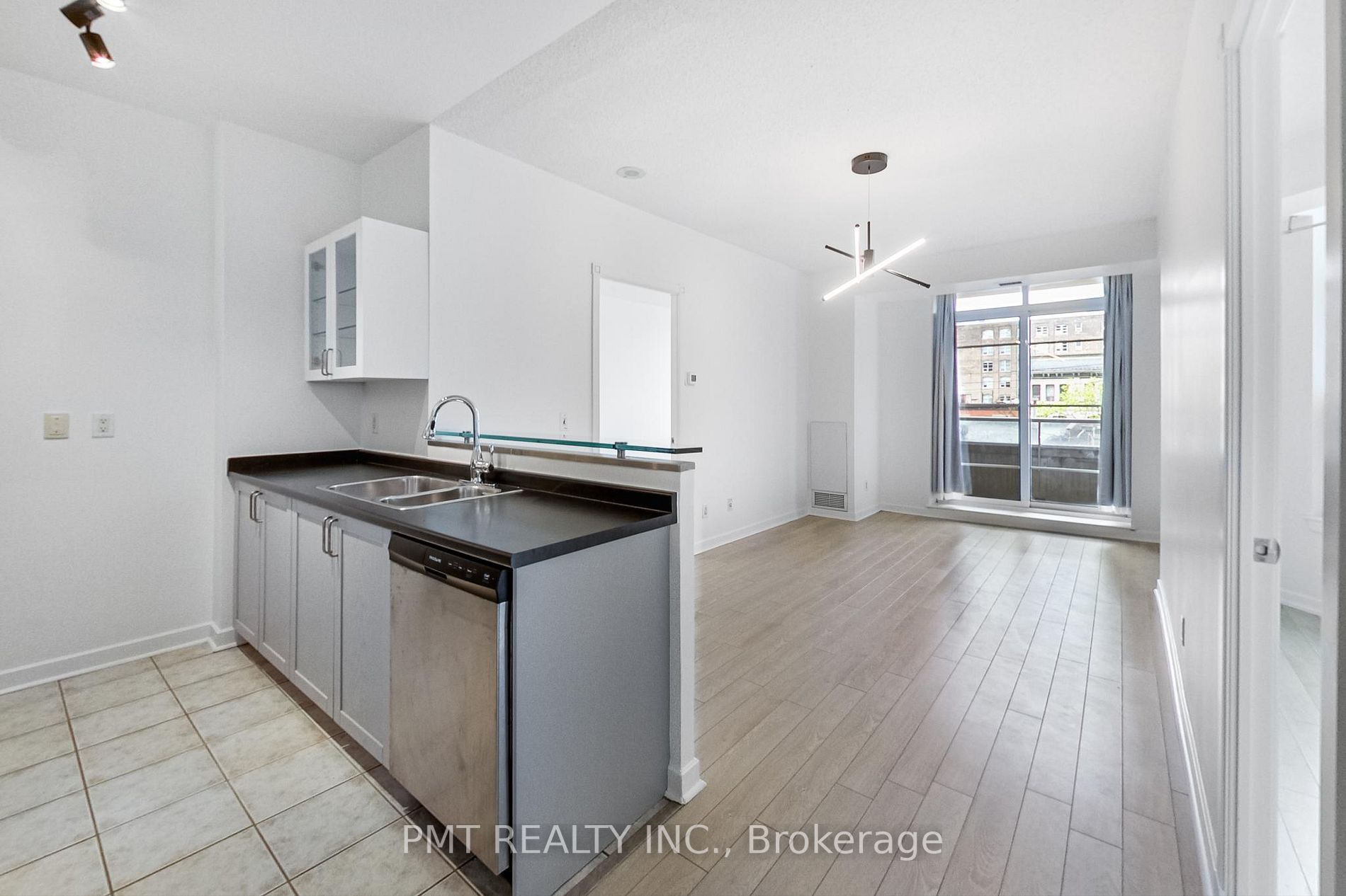 438 Richmond Street W, #306