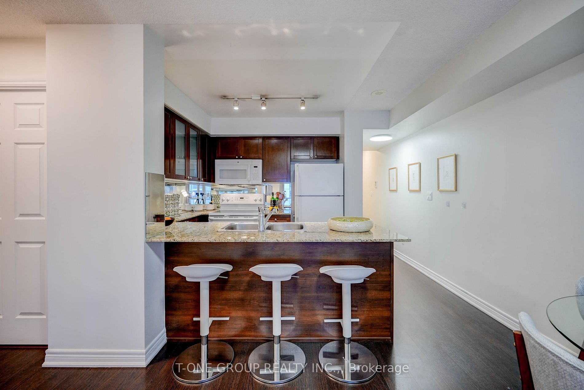 761 Bay St, #914